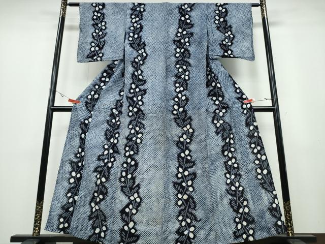 ■■■　サイズ　■■■ 身丈 160cm（肩から） 裄丈 64.5cm 袖丈 48cm　縫込み 1.5cm 袖幅 35.5cm 前幅 25.5cm 後幅 30.5cm 着物縫いこみ 内揚げ 0cm 裄 お袖側 約1cm　身頃側 約5cm ■■■　商品詳細　■■■ 【綿・広衿仕立て】 状態は接写画像のように衿山に薄い汚れ、表地所々に薄いシミ・ヤケがございます。 人気の高い“有松鳴海絞り”の浴衣でございます。 “鳴海絞り”ならではの表情を生み出す立体感と 淡いぼかしで息を吹き込まれ、 今にも動き出しそうな迫力を放っております。 夏祭りや花火大会、これから増えるイベントに連れ立って、 より夏をお楽しみ下さいませ。 大変上質な逸品になりますのでぜひお手入れをされてお召しになられてはいかがでしょうか。 お安く出品致しますので、是非この機会にいかがでしょうか？ ■■■　注意事項　■■■ ■モニター発色の具合により色合いが異なる場合がございます。 ■寸法は多少の誤差が生じる場合がございますのでご了承ください。 ■縫込みの長さが左右非対称の場合は短い部分を記載しております。 左右非対称であってもご返品・お値引き等の保証は出来かねますので、ご了承の上ご購入をお願い致します。 ■シミ等のチェックには注意を払っておりますが、見落としがある場合もございますし、個人の見解も様々ですので神経質な方のご購入はお控えください。 ■箪笥に入っておりました着物や帯なので畳みシワや匂いがあるものもございます。 ■お休みは基本的に土日祝となりますが、その他臨時でお休みする場合がございますのでご了承ください。 ■商品の発送は平日のみの発送となります。 ■夜間と土曜、日曜日はお問い合わせの回答が遅れる場合がございます。 ■当店では、お直し、紋入れ、お手入れ等は承っておりません。 ■生地の状態（ヤケ、経年劣化等）によってはサイズ直しが出来ない場合がございます。 その点もどうかご了承のうえ、ご購入をお願いいたします。 ■弊社で取り扱う商品は一点ものにつき、時期や在庫状況に応じて金額が変更となる場合がございます。 ■検針は行っておりません。予めご了承いただきますようお願いいたします。 ■【洗える着物】と記載のある商品におきましては、商品お届け後に洗濯を行ってしまってからのご返品にはご対応しかねます。 念の為、専門店でのお手入れをお願いいたします。 ■着物のサイズ目安は下記を参考ください↓ ＜女性着物＞　お端折り次第で＋5cm　−1cmが着用可能サイズ 　例）身丈170cmの場合、身長160cm〜175cm ＜男性着物＞　身丈＋約25cm〜27cm程が適応身長 　例）身丈155cmの場合、身長180〜182cm