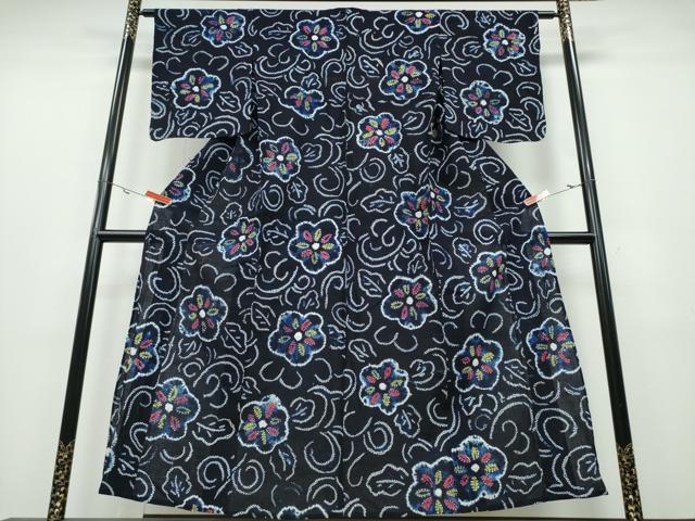 ■■■　サイズ　■■■ 身丈 154.5cm（肩から） 裄丈 64cm 袖丈 49cm　縫込み 3cm 袖幅 33.5cm 前幅 23.5cm 後幅 29.5cm 着物縫いこみ 内揚げ 0cm 裄 お袖側 約2.5cm　身頃側 約2.5cm ■■■　商品詳細　■■■ 【綿】 状態は接写画像のように居敷当てに薄い汚れがございますが その他表地は特に目立ったシミ汚れなどもなく大変良い状態です。 人気の高い“有松鳴海絞り”の浴衣でございます。 “鳴海絞り”ならではの表情を生み出す立体感と 淡いぼかしで息を吹き込まれ、 今にも動き出しそうな迫力を放っております。 夏祭りや花火大会、これから増えるイベントに連れ立って、 より夏をお楽しみ下さいませ。 大変上質な逸品になります。 お安く出品致しますので、是非この機会にいかがでしょうか？ ■■■　注意事項　■■■ ■モニター発色の具合により色合いが異なる場合がございます。 ■寸法は多少の誤差が生じる場合がございますのでご了承ください。 ■縫込みの長さが左右非対称の場合は短い部分を記載しております。 左右非対称であってもご返品・お値引き等の保証は出来かねますので、ご了承の上ご購入をお願い致します。 ■シミ等のチェックには注意を払っておりますが、見落としがある場合もございますし、個人の見解も様々ですので神経質な方のご購入はお控えください。 ■箪笥に入っておりました着物や帯なので畳みシワや匂いがあるものもございます。 ■お休みは基本的に土日祝となりますが、その他臨時でお休みする場合がございますのでご了承ください。 ■商品の発送は平日のみの発送となります。 ■夜間と土曜、日曜日はお問い合わせの回答が遅れる場合がございます。 ■当店では、お直し、紋入れ、お手入れ等は承っておりません。 ■生地の状態（ヤケ、経年劣化等）によってはサイズ直しが出来ない場合がございます。 その点もどうかご了承のうえ、ご購入をお願いいたします。 ■弊社で取り扱う商品は一点ものにつき、時期や在庫状況に応じて金額が変更となる場合がございます。 ■検針は行っておりません。予めご了承いただきますようお願いいたします。 ■【洗える着物】と記載のある商品におきましては、商品お届け後に洗濯を行ってしまってからのご返品にはご対応しかねます。 念の為、専門店でのお手入れをお願いいたします。 ■着物のサイズ目安は下記を参考ください↓ ＜女性着物＞　お端折り次第で＋5cm　−1cmが着用可能サイズ 　例）身丈170cmの場合、身長160cm〜175cm ＜男性着物＞　身丈＋約25cm〜27cm程が適応身長 　例）身丈155cmの場合、身長180〜182cm