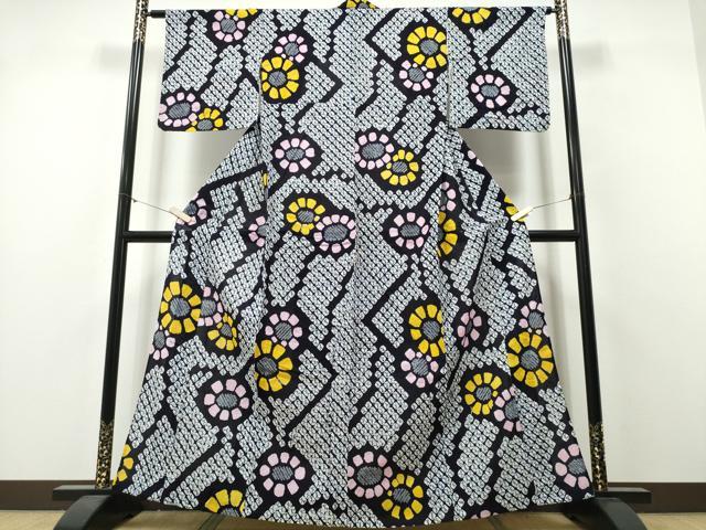 ■■■　サイズ　■■■ 身丈 162cm（肩から） 裄丈 65.5cm 袖丈 44.5cm　縫込み 2.5cm 袖幅 34.5cm 前幅 24cm 後幅 30cm 着物縫いこみ 内揚げ 0cm 裄 お袖側 約0cm　身頃側 約1cm ■■■　商品詳細　■■■ 【綿】 状態は特に目立ったシミ汚れなどもなく大変良い状態です。 人気の高い“有松鳴海絞り”の浴衣でございます。 “鳴海絞り”ならではの表情を生み出す立体感と 淡いぼかしで息を吹き込まれ、 今にも動き出しそうな迫力を放っております。 夏祭りや花火大会、これから増えるイベントに連れ立って、 より夏をお楽しみ下さいませ。 大変上質な逸品になります。 お安く出品致しますので、是非この機会にいかがでしょうか？ ■■■　注意事項　■■■ ■モニター発色の具合により色合いが異なる場合がございます。 ■寸法は多少の誤差が生じる場合がございますのでご了承ください。 ■縫込みの長さが左右非対称の場合は短い部分を記載しております。 左右非対称であってもご返品・お値引き等の保証は出来かねますので、ご了承の上ご購入をお願い致します。 ■シミ等のチェックには注意を払っておりますが、見落としがある場合もございますし、個人の見解も様々ですので神経質な方のご購入はお控えください。 ■箪笥に入っておりました着物や帯なので畳みシワや匂いがあるものもございます。 ■お休みは基本的に土日祝となりますが、その他臨時でお休みする場合がございますのでご了承ください。 ■商品の発送は平日のみの発送となります。 ■夜間と土曜、日曜日はお問い合わせの回答が遅れる場合がございます。 ■当店では、お直し、紋入れ、お手入れ等は承っておりません。 ■生地の状態（ヤケ、経年劣化等）によってはサイズ直しが出来ない場合がございます。 その点もどうかご了承のうえ、ご購入をお願いいたします。 ■弊社で取り扱う商品は一点ものにつき、時期や在庫状況に応じて金額が変更となる場合がございます。 ■検針は行っておりません。予めご了承いただきますようお願いいたします。 ■【洗える着物】と記載のある商品におきましては、商品お届け後に洗濯を行ってしまってからのご返品にはご対応しかねます。 念の為、専門店でのお手入れをお願いいたします。 ■写真に写っている物が全てになります。それ以外の付属品はございませんのでご了承ください。 ■状態に関する写真につきましては、掲載可能な写真枚数に限りがあるため、各箇所につき1枚参考画像を掲載しております。 ■着物のサイズ目安は下記を参考ください↓ ＜女性着物＞　お端折り次第で＋5cm　－1cmが着用可能サイズ 　例）身丈170cmの場合、身長160cm～175cm ＜男性着物＞　身丈＋約25cm～27cm程が適応身長 　例）身丈155cmの場合、身長180～182cm