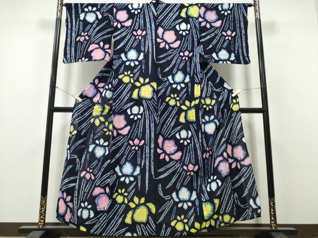 ■■■　サイズ　■■■ 身丈 156cm（肩から） 裄丈 65.5cm 袖丈 46cm　縫込み 1cm 袖幅 34.5cm 前幅 23.5cm 後幅 30cm 着物縫いこみ 内揚げ 0cm 裄 お袖側 約2cm　身頃側 約3.5cm ■■■　商品詳細　■■■ 【綿】 状態は特に目立ったシミ汚れなどもなく大変良い状態です。 人気の高い“有松鳴海絞り”の浴衣でございます。 “鳴海絞り”ならではの表情を生み出す立体感と 淡いぼかしで息を吹き込まれ、 今にも動き出しそうな迫力を放っております。 夏祭りや花火大会、これから増えるイベントに連れ立って、 より夏をお楽しみ下さいませ。 大変上質な逸品になります。 お安く出品致しますので、是非この機会にいかがでしょうか？ ■■■　注意事項　■■■ ■モニター発色の具合により色合いが異なる場合がございます。 ■寸法は多少の誤差が生じる場合がございますのでご了承ください。 ■縫込みの長さが左右非対称の場合は短い部分を記載しております。 左右非対称であってもご返品・お値引き等の保証は出来かねますので、ご了承の上ご購入をお願い致します。 ■シミ等のチェックには注意を払っておりますが、見落としがある場合もございますし、個人の見解も様々ですので神経質な方のご購入はお控えください。 ■箪笥に入っておりました着物や帯なので畳みシワや匂いがあるものもございます。 ■お休みは基本的に土日祝となりますが、その他臨時でお休みする場合がございますのでご了承ください。 ■商品の発送は平日のみの発送となります。 ■夜間と土曜、日曜日はお問い合わせの回答が遅れる場合がございます。 ■当店では、お直し、紋入れ、お手入れ等は承っておりません。 ■生地の状態（ヤケ、経年劣化等）によってはサイズ直しが出来ない場合がございます。 その点もどうかご了承のうえ、ご購入をお願いいたします。 ■弊社で取り扱う商品は一点ものにつき、時期や在庫状況に応じて金額が変更となる場合がございます。 ■検針は行っておりません。予めご了承いただきますようお願いいたします。 ■【洗える着物】と記載のある商品におきましては、商品お届け後に洗濯を行ってしまってからのご返品にはご対応しかねます。 念の為、専門店でのお手入れをお願いいたします。 ■写真に写っている物が全てになります。それ以外の付属品はございませんのでご了承ください。 ■状態に関する写真につきましては、掲載可能な写真枚数に限りがあるため、各箇所につき1枚参考画像を掲載しております。 ■着物のサイズ目安は下記を参考ください↓ ＜女性着物＞　お端折り次第で＋5cm　－1cmが着用可能サイズ 　例）身丈170cmの場合、身長160cm～175cm ＜男性着物＞　身丈＋約25cm～27cm程が適応身長 　例）身丈155cmの場合、身長180～182cm