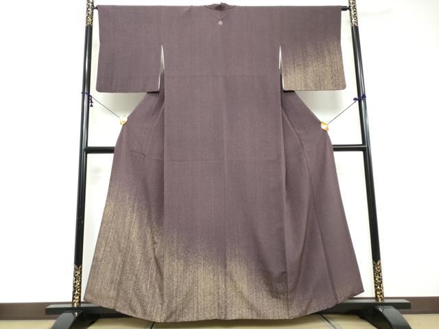 ■■■　サイズ　■■■ 身丈 157cm（肩から） 裄丈 65cm 袖丈 49cm　縫込み 6cm 袖幅 32.5cm 前幅 24cm 後幅 29.5cm 着物縫いこみ 内揚げ 9cm 裄 お袖側 約3cm　身頃側 約2cm ■■■　商品詳細　■■■ 【正絹】 状態は接写画像のように袖口・八掛・衿山に薄い汚れがございますが その他特に目立ったシミ汚れなどもなく大変良い状態です。 大変上質な逸品になります。 お安く出品致しますので、是非この機会にいかがでしょうか？ ■■■　注意事項　■■■ ■モニター発色の具合により色合いが異なる場合がございます。 ■寸法は多少の誤差が生じる場合がございますのでご了承ください。 ■縫込みの長さが左右非対称の場合は短い部分を記載しております。 左右非対称であってもご返品・お値引き等の保証は出来かねますので、ご了承の上ご購入をお願い致します。 ■シミ等のチェックには注意を払っておりますが、見落としがある場合もございますし、個人の見解も様々ですので神経質な方のご購入はお控えください。 ■箪笥に入っておりました着物や帯なので畳みシワや匂いがあるものもございます。 ■お休みは基本的に土日祝となりますが、その他臨時でお休みする場合がございますのでご了承ください。 ■商品の発送は平日のみの発送となります。 ■夜間と土曜、日曜日はお問い合わせの回答が遅れる場合がございます。 ■当店では、お直し、紋入れ、お手入れ等は承っておりません。 ■生地の状態（ヤケ、経年劣化等）によってはサイズ直しが出来ない場合がございます。 その点もどうかご了承のうえ、ご購入をお願いいたします。 ■弊社で取り扱う商品は一点ものにつき、時期や在庫状況に応じて金額が変更となる場合がございます。 ■検針は行っておりません。予めご了承いただきますようお願いいたします。 ■【洗える着物】と記載のある商品におきましては、商品お届け後に洗濯を行ってしまってからのご返品にはご対応しかねます。 念の為、専門店でのお手入れをお願いいたします。 ■写真に写っている物が全てになります。それ以外の付属品はございませんのでご了承ください。 ■状態に関する写真につきましては、掲載可能な写真枚数に限りがあるため、各箇所につき1枚参考画像を掲載しております。 ■着物のサイズ目安は下記を参考ください↓ ＜女性着物＞　お端折り次第で＋5cm　－1cmが着用可能サイズ 　例）身丈170cmの場合、身長160cm～175cm ＜男性着物＞　身丈＋約25cm～27cm程が適応身長 　例）身丈155cmの場合、身長180～182cm