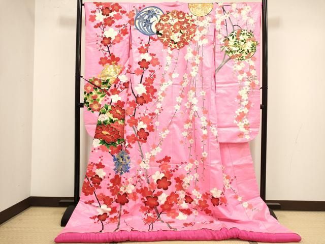 ■■■　サイズ　■■■ 身丈 198.5cm（肩から） 裄丈 67cm 袖丈 104.5cm　縫込み 7cm 袖幅 35cm 前幅 29cm 後幅 32.5cm 着物縫いこみ 内揚げ 0cm 裄 お袖側 約0cm　身頃側 約3cm ■■■　商品詳細　■■■ 【正絹】 状態は接写画像のように上前に薄い汚れがございますが その他特に目立ったシミ汚れなどもなく大変良い状態です。 大変上質な逸品になります。 お安く出品致しますので、是非この機会にいかがでしょうか？ ■■■　注意事項　■■■ ■シミ等のチェックには注意を払っておりますが、見落としがある場合もございますし、個人の見解も様々ですので神経質な方のご購入はお控えください。 ■汚れやシミの種類につきましては、専門ではない為、正確な判別が難しく商品説明では種類を特定せず、汚れやシミと記載させております。 恐れ入りますが、ご了承くださいますようお願い申し上げます。 ■箪笥に入っておりました着物や帯なので畳みシワや匂いがあるものもございます。 ■お休みは基本的に土日祝となりますが、その他臨時でお休みする場合がございますのでご了承ください。 ■商品の発送は平日のみの発送となります。 ■夜間と土曜、日曜日はお問い合わせの回答が遅れる場合がございます。 ■当店では、お直し、紋入れ、お手入れ等は承っておりません。 ■生地の状態（ヤケ、経年劣化等）によってはサイズ直しが出来ない場合がございます。 その点もどうかご了承のうえ、ご購入をお願いいたします。 ■弊社で取り扱う商品は一点ものにつき、時期や在庫状況に応じて金額が変更となる場合がございます。 ■検針は行っておりません。予めご了承いただきますようお願いいたします。 ■【洗える着物】と記載のある商品におきましては、商品お届け後に洗濯を行ってしまってからのご返品にはご対応しかねます。 念の為、専門店でのお手入れをお願いいたします。 ■写真に写っている物が全てになります。 それ以外の付属品はございませんのでご了承ください。 ■状態に関する写真につきましては、掲載可能な写真枚数に限りがあるため、 各箇所につき1枚参考画像を掲載しております。 ■着物のサイズ目安は下記を参考ください↓ ＜女性着物＞　お端折り次第で＋5cm　−10cmが着用可能サイズ 　例）身丈170cmの場合、身長160cm〜175cm ＜男性着物＞　身丈＋約25cm〜27cm程が適応身長 　例）身丈155cmの場合、身長180cm〜182cm