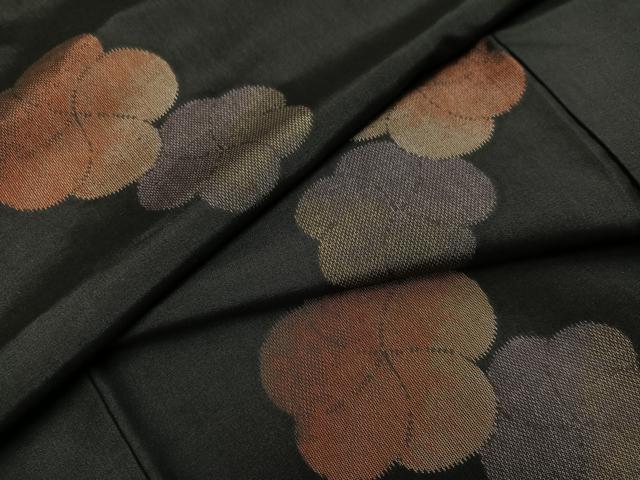 ■■■　サイズ　■■■ 身丈 162cm（肩から） 裄丈 67cm 袖丈 46.5cm　縫込み 3cm 袖幅 33.5cm 前幅 25cm 後幅 31cm 着物縫いこみ 内揚げ 1cm 裄 お袖側 約1cm　身頃側 約1cm ■■■　商品詳細　■■■ 【正絹】 状態は接写画像のように胴裏に薄いホックシミ、衿山に薄い汚れがございますが その他特に目立ったシミ汚れなどもなく大変良い状態です。 大変上質な逸品になります。 お安く出品致しますので、是非この機会にいかがでしょうか？ ■■■　注意事項　■■■ ■モニター発色の具合により色合いが異なる場合がございます。 ■寸法は多少の誤差が生じる場合がございますのでご了承ください。 ■縫込みの長さが左右非対称の場合は短い部分を記載しております。 左右非対称であってもご返品・お値引き等の保証は出来かねますので、ご了承の上ご購入をお願い致します。 ■シミ等のチェックには注意を払っておりますが、見落としがある場合もございますし、個人の見解も様々ですので神経質な方のご購入はお控えください。 ■箪笥に入っておりました着物や帯なので畳みシワや匂いがあるものもございます。 ■お休みは基本的に土日祝となりますが、その他臨時でお休みする場合がございますのでご了承ください。 ■商品の発送は平日のみの発送となります。 ■夜間と土曜、日曜日はお問い合わせの回答が遅れる場合がございます。 ■当店では、お直し、紋入れ、お手入れ等は承っておりません。 ■生地の状態（ヤケ、経年劣化等）によってはサイズ直しが出来ない場合がございます。 その点もどうかご了承のうえ、ご購入をお願いいたします。 ■弊社で取り扱う商品は一点ものにつき、時期や在庫状況に応じて金額が変更となる場合がございます。 ■検針は行っておりません。予めご了承いただきますようお願いいたします。 ■【洗える着物】と記載のある商品におきましては、商品お届け後に洗濯を行ってしまってからのご返品にはご対応しかねます。 念の為、専門店でのお手入れをお願いいたします。 ■着物のサイズ目安は下記を参考ください↓ ＜女性着物＞　お端折り次第で＋5cm　−1cmが着用可能サイズ 　例）身丈170cmの場合、身長160cm〜175cm ＜男性着物＞　身丈＋約25cm〜27cm程が適応身長 　例）身丈155cmの場合、身長180〜182cm