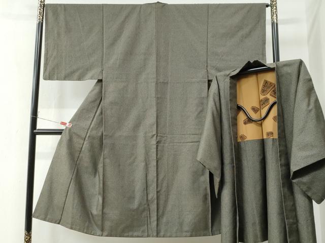 ■■■　サイズ　■■■ 【着物】 身丈 137cm（肩から） 裄丈 66cm 袖丈 49cm　縫込み 3.5cm 袖幅 34cm 前幅 24.5cm 後幅 31cm 着物縫いこみ 内揚げ 8cm 裄 お袖側 約4cm　身頃側 約5cm 【羽織】 身丈 88cm（肩から） 裄丈 66.5cm 袖丈 49cm　縫込み 0cm 袖幅 35cm 前幅 20cm 後幅 30.5cm 裄 お袖側 約4cm　身頃側 約5cm ■■■　商品詳細　■■■ 【正絹】 着物の状態は接写画像のように衿に汚れがございますが その他特に目立ったシミ汚れなどもなく大変良い状態です。 羽織の状態は特に目立ったシミ汚れなどもなく大変良い状態です。 大変上質な逸品になります。 お安く出品致しますので、是非この機会にいかがでしょうか？ ■■■　注意事項　■■■ ■モニター発色の具合により色合いが異なる場合がございます。 ■寸法は多少の誤差が生じる場合がございますのでご了承ください。 ■縫込みの長さが左右非対称の場合は短い部分を記載しております。 左右非対称であってもご返品・お値引き等の保証は出来かねますので、ご了承の上ご購入をお願い致します。 ■シミ等のチェックには注意を払っておりますが、見落としがある場合もございますし、個人の見解も様々ですので神経質な方のご購入はお控えください。 ■箪笥に入っておりました着物や帯なので畳みシワや匂いがあるものもございます。 ■お休みは基本的に土日祝となりますが、その他臨時でお休みする場合がございますのでご了承ください。 ■商品の発送は平日のみの発送となります。 ■夜間と土曜、日曜日はお問い合わせの回答が遅れる場合がございます。 ■当店では、お直し、紋入れ、お手入れ等は承っておりません。 ■生地の状態（ヤケ、経年劣化等）によってはサイズ直しが出来ない場合がございます。 その点もどうかご了承のうえ、ご購入をお願いいたします。 ■弊社で取り扱う商品は一点ものにつき、時期や在庫状況に応じて金額が変更となる場合がございます。 ■検針は行っておりません。予めご了承いただきますようお願いいたします。 ■【洗える着物】と記載のある商品におきましては、商品お届け後に洗濯を行ってしまってからのご返品にはご対応しかねます。 念の為、専門店でのお手入れをお願いいたします。 ■着物のサイズ目安は下記を参考ください↓ ＜女性着物＞　お端折り次第で＋5cm　−1cmが着用可能サイズ 　例）身丈170cmの場合、身長160cm〜175cm ＜男性着物＞　身丈＋約25cm〜27cm程が適応身長 　例）身丈155cmの場合、身長180〜182cm