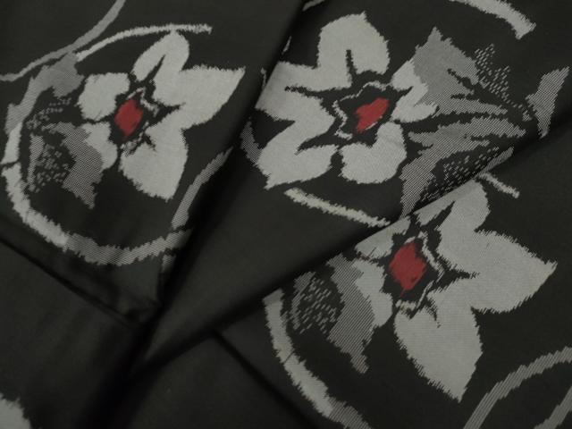 ■■■　サイズ　■■■ 身丈 161cm（肩から） 裄丈 67.5cm 袖丈 49cm　縫込み 5cm 袖幅 34cm 前幅 26cm 後幅 31cm 着物縫いこみ 内揚げ 4cm 裄 お袖側 約1cm　身頃側 約2cm ■■■　商品詳細　■■■ 【正絹】 状態は接写画像のように左袖後ろ・衿山・衿裏・胴裏に薄い汚れがございますが その他特に目立ったシミ汚れなどもなく大変良い状態です。 大変上質な逸品になります。 お安く出品致しますので、是非この機会にいかがでしょうか？ ■■■　注意事項　■■■ ■モニター発色の具合により色合いが異なる場合がございます。 ■寸法は多少の誤差が生じる場合がございますのでご了承ください。 ■縫込みの長さが左右非対称の場合は短い部分を記載しております。 左右非対称であってもご返品・お値引き等の保証は出来かねますので、ご了承の上ご購入をお願い致します。 ■シミ等のチェックには注意を払っておりますが、見落としがある場合もございますし、個人の見解も様々ですので神経質な方のご購入はお控えください。 ■箪笥に入っておりました着物や帯なので畳みシワや匂いがあるものもございます。 ■お休みは基本的に土日祝となりますが、その他臨時でお休みする場合がございますのでご了承ください。 ■商品の発送は平日のみの発送となります。 ■夜間と土曜、日曜日はお問い合わせの回答が遅れる場合がございます。 ■当店では、お直し、紋入れ、お手入れ等は承っておりません。 ■生地の状態（ヤケ、経年劣化等）によってはサイズ直しが出来ない場合がございます。 その点もどうかご了承のうえ、ご購入をお願いいたします。 ■弊社で取り扱う商品は一点ものにつき、時期や在庫状況に応じて金額が変更となる場合がございます。 ■検針は行っておりません。予めご了承いただきますようお願いいたします。 ■【洗える着物】と記載のある商品におきましては、商品お届け後に洗濯を行ってしまってからのご返品にはご対応しかねます。 念の為、専門店でのお手入れをお願いいたします。 ■着物のサイズ目安は下記を参考ください↓ ＜女性着物＞　お端折り次第で＋5cm　−1cmが着用可能サイズ 　例）身丈170cmの場合、身長160cm〜175cm ＜男性着物＞　身丈＋約25cm〜27cm程が適応身長 　例）身丈155cmの場合、身長180〜182cm