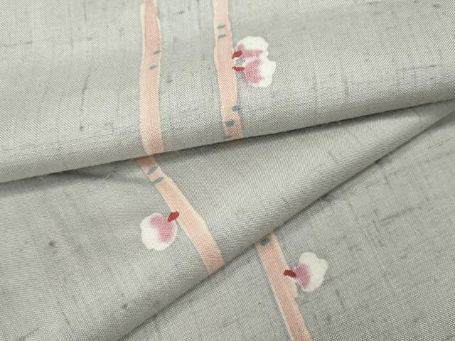 ■■■　サイズ　■■■ 身丈 150cm（肩から） 裄丈 62.5cm 袖丈 45cm　縫込み 6cm 袖幅 33cm 前幅 24.5cm 後幅 28.5cm 着物縫いこみ 内揚げ 5cm 裄 お袖側 約3cm　身頃側 約4cm ■■■　商品詳細　■■■ 【正絹】 状態は接写画像のようにおくみ・右袖・衿裏・胴裏に薄い汚れがございますが その他特に目立ったシミ汚れなどもなく大変良い状態です。 大変上質な逸品になります。 お安く出品致しますので、是非この機会にいかがでしょうか？ ■■■　注意事項　■■■ ■モニター発色の具合により色合いが異なる場合がございます。 ■寸法は多少の誤差が生じる場合がございますのでご了承ください。 ■縫込みの長さが左右非対称の場合は短い部分を記載しております。 左右非対称であってもご返品・お値引き等の保証は出来かねますので、ご了承の上ご購入をお願い致します。 ■シミ等のチェックには注意を払っておりますが、見落としがある場合もございますし、個人の見解も様々ですので神経質な方のご購入はお控えください。 ■箪笥に入っておりました着物や帯なので畳みシワや匂いがあるものもございます。 ■お休みは基本的に土日祝となりますが、その他臨時でお休みする場合がございますのでご了承ください。 ■商品の発送は平日のみの発送となります。 ■夜間と土曜、日曜日はお問い合わせの回答が遅れる場合がございます。 ■当店では、お直し、紋入れ、お手入れ等は承っておりません。 ■生地の状態（ヤケ、経年劣化等）によってはサイズ直しが出来ない場合がございます。 その点もどうかご了承のうえ、ご購入をお願いいたします。 ■弊社で取り扱う商品は一点ものにつき、時期や在庫状況に応じて金額が変更となる場合がございます。 ■検針は行っておりません。予めご了承いただきますようお願いいたします。 ■【洗える着物】と記載のある商品におきましては、商品お届け後に洗濯を行ってしまってからのご返品にはご対応しかねます。 念の為、専門店でのお手入れをお願いいたします。 ■着物のサイズ目安は下記を参考ください↓ ＜女性着物＞　お端折り次第で＋5cm　−1cmが着用可能サイズ 　例）身丈170cmの場合、身長160cm〜175cm ＜男性着物＞　身丈＋約25cm〜27cm程が適応身長 　例）身丈155cmの場合、身長180〜182cm