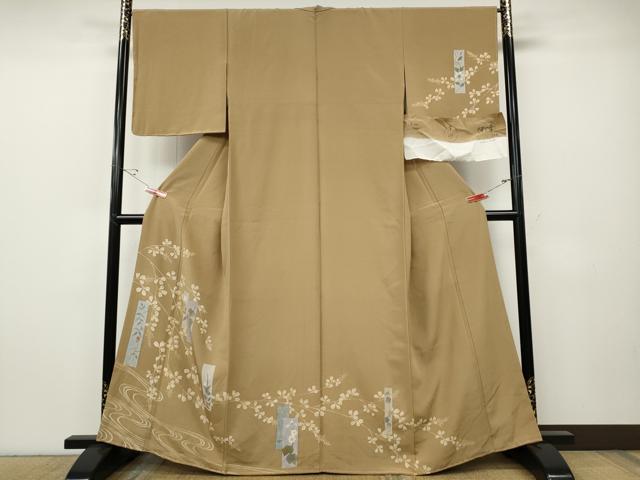 ■■■　サイズ　■■■ 身丈 162.5cm（肩から） 裄丈 66cm 袖丈 49.5cm　縫込み 5cm 袖幅 34cm 前幅 27cm 後幅 31cm 着物縫いこみ 内揚げ 6cm 裄 お袖側 約2cm　身頃側 約2.5cm ■■■　商品詳細　■■■ 【正絹】 状態は接写画像のように上前に薄い汚れがございますが その他特に目立ったシミ汚れなどもなく大変良い状態です。 大変上質な逸品になります。 お安く出品致しますので、是非この機会にいかがでしょうか？ ■■■　注意事項　■■■ ■モニター発色の具合により色合いが異なる場合がございます。 ■寸法は多少の誤差が生じる場合がございますのでご了承ください。 ■縫込みの長さが左右非対称の場合は短い部分を記載しております。 左右非対称であってもご返品・お値引き等の保証は出来かねますので、ご了承の上ご購入をお願い致します。 ■シミ等のチェックには注意を払っておりますが、見落としがある場合もございますし、個人の見解も様々ですので神経質な方のご購入はお控えください。 ■箪笥に入っておりました着物や帯なので畳みシワや匂いがあるものもございます。 ■お休みは基本的に土日祝となりますが、その他臨時でお休みする場合がございますのでご了承ください。 ■商品の発送は平日のみの発送となります。 ■夜間と土曜、日曜日はお問い合わせの回答が遅れる場合がございます。 ■当店では、お直し、紋入れ、お手入れ等は承っておりません。 ■生地の状態（ヤケ、経年劣化等）によってはサイズ直しが出来ない場合がございます。 その点もどうかご了承のうえ、ご購入をお願いいたします。 ■弊社で取り扱う商品は一点ものにつき、時期や在庫状況に応じて金額が変更となる場合がございます。 ■検針は行っておりません。予めご了承いただきますようお願いいたします。 ■【洗える着物】と記載のある商品におきましては、商品お届け後に洗濯を行ってしまってからのご返品にはご対応しかねます。 念の為、専門店でのお手入れをお願いいたします。 ■着物のサイズ目安は下記を参考ください↓ ＜女性着物＞　お端折り次第で＋5cm　−1cmが着用可能サイズ 　例）身丈170cmの場合、身長160cm〜175cm ＜男性着物＞　身丈＋約25cm〜27cm程が適応身長 　例）身丈155cmの場合、身長180〜182cm