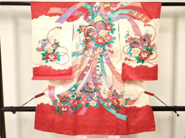 ■■■　サイズ　■■■ 【着物】 身丈 99.5cm（肩から） 裄丈 45.5cm 袖丈 57cm ■■■　商品詳細　■■■ 産着【正絹】の状態は接写画像のように 表地所々・裏地・紐部分に薄い汚れがございます。 大変上質な逸品になりますので ぜひお手入れをされてお召しになられてはいかがでしょうか。 お安く出品致しますので、是非この機会にいかがでしょうか？ ※襦袢の付属がございません。 ■■■　注意事項　■■■ ■モニター発色の具合により色合いが異なる場合がございます。 ■寸法は多少の誤差が生じる場合がございますのでご了承ください。 ■縫込みの長さが左右非対称の場合は短い部分を記載しております。 左右非対称であってもご返品・お値引き等の保証は出来かねますので、ご了承の上ご購入をお願い致します。 ■シミ等のチェックには注意を払っておりますが、見落としがある場合もございますし、個人の見解も様々ですので神経質な方のご購入はお控えください。 ■箪笥に入っておりました着物や帯なので畳みシワや匂いがあるものもございます。 ■お休みは基本的に土日祝となりますが、その他臨時でお休みする場合がございますのでご了承ください。 ■商品の発送は平日のみの発送となります。 ■夜間と土曜、日曜日はお問い合わせの回答が遅れる場合がございます。 ■当店では、お直し、紋入れ、お手入れ等は承っておりません。 ■生地の状態（ヤケ、経年劣化等）によってはサイズ直しが出来ない場合がございます。 その点もどうかご了承のうえ、ご購入をお願いいたします。 ■弊社で取り扱う商品は一点ものにつき、時期や在庫状況に応じて金額が変更となる場合がございます。 ■検針は行っておりません。予めご了承いただきますようお願いいたします。 ■【洗える着物】と記載のある商品におきましては、商品お届け後に洗濯を行ってしまってからのご返品にはご対応しかねます。 念の為、専門店でのお手入れをお願いいたします。 ■着物のサイズ目安は下記を参考ください↓ ＜女性着物＞　お端折り次第で＋5cm　−1cmが着用可能サイズ 　例）身丈170cmの場合、身長160cm〜175cm ＜男性着物＞　身丈＋約25cm〜27cm程が適応身長 　例）身丈155cmの場合、身長180〜182cm