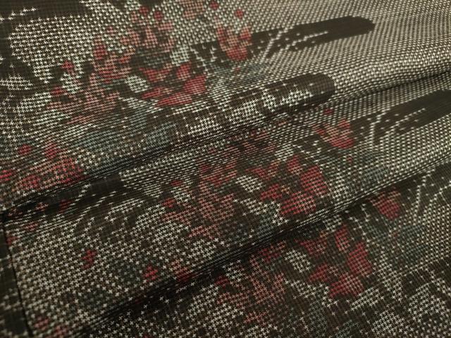 ■■■　サイズ　■■■ 身丈 163.5cm（肩から） 裄丈 66.5cm 袖丈 45.5cm　縫込み 3cm 袖幅 34cm 前幅 24.5cm 後幅 28.5cm 着物縫いこみ 内揚げ 3cm 裄 お袖側 約1.5cm　身頃側 約2cm ■■■　商品詳細　■■■ 【正絹】 状態は特に目立ったシミ汚れなどもなく大変良い状態です。 大変上質な逸品になります。 お安く出品致しますので、是非この機会にいかがでしょうか？ ■■■　注意事項　■■■ ■モニター発色の具合により色合いが異なる場合がございます。 ■寸法は多少の誤差が生じる場合がございますのでご了承ください。 ■縫込みの長さが左右非対称の場合は短い部分を記載しております。 左右非対称であってもご返品・お値引き等の保証は出来かねますので、ご了承の上ご購入をお願い致します。 ■シミ等のチェックには注意を払っておりますが、見落としがある場合もございますし、個人の見解も様々ですので神経質な方のご購入はお控えください。 ■箪笥に入っておりました着物や帯なので畳みシワや匂いがあるものもございます。 ■お休みは基本的に土日祝となりますが、その他臨時でお休みする場合がございますのでご了承ください。 ■商品の発送は平日のみの発送となります。 ■夜間と土曜、日曜日はお問い合わせの回答が遅れる場合がございます。 ■当店では、お直し、紋入れ、お手入れ等は承っておりません。 ■生地の状態（ヤケ、経年劣化等）によってはサイズ直しが出来ない場合がございます。 その点もどうかご了承のうえ、ご購入をお願いいたします。 ■弊社で取り扱う商品は一点ものにつき、時期や在庫状況に応じて金額が変更となる場合がございます。 ■検針は行っておりません。予めご了承いただきますようお願いいたします。 ■【洗える着物】と記載のある商品におきましては、商品お届け後に洗濯を行ってしまってからのご返品にはご対応しかねます。 念の為、専門店でのお手入れをお願いいたします。 ■着物のサイズ目安は下記を参考ください↓ ＜女性着物＞　お端折り次第で＋5cm　−1cmが着用可能サイズ 　例）身丈170cmの場合、身長160cm〜175cm ＜男性着物＞　身丈＋約25cm〜27cm程が適応身長 　例）身丈155cmの場合、身長180〜182cm