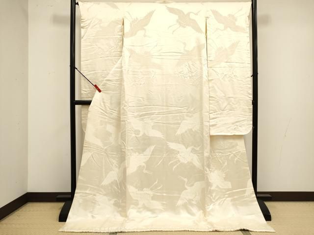 ■■■　サイズ　■■■ 身丈 182cm（肩から） 裄丈 65.5cm 袖丈 103cm　縫込み 5.5cm 袖幅 33cm 前幅 24.5cm 後幅 30.5cm 着物縫いこみ 内揚げ 0cm 裄 お袖側 約3cm　身頃側 約3cm ■■■　商品詳細　■■■ 【正絹・比翼仕立て】 状態は接写画像のように左袖前後・比翼・比翼衿・衿に薄い汚れがございますが その他特に目立ったシミ汚れなどもなく大変良い状態です。 大変上質な逸品になります。 お安く出品致しますので、是非この機会にいかがでしょうか？ ■■■　注意事項　■■■ ■モニター発色の具合により色合いが異なる場合がございます。 ■寸法は多少の誤差が生じる場合がございますのでご了承ください。 ■縫込みの長さが左右非対称の場合は短い部分を記載しております。 左右非対称であってもご返品・お値引き等の保証は出来かねますので、ご了承の上ご購入をお願い致します。 ■シミ等のチェックには注意を払っておりますが、見落としがある場合もございますし、個人の見解も様々ですので神経質な方のご購入はお控えください。 ■汚れやシミの種類につきましては、専門ではない為、正確な判別が難しく商品説明では種類を特定せず、汚れやシミと記載させております。 恐れ入りますが、ご了承くださいますようお願い申し上げます。 ■箪笥に入っておりました着物や帯なので畳みシワや匂いがあるものもございます。 ■お休みは基本的に土日祝となりますが、その他臨時でお休みする場合がございますのでご了承ください。 ■商品の発送は平日のみの発送となります。 ■夜間と土曜、日曜日はお問い合わせの回答が遅れる場合がございます。 ■当店では、お直し、紋入れ、お手入れ等は承っておりません。 ■生地の状態（ヤケ、経年劣化等）によってはサイズ直しが出来ない場合がございます。 その点もどうかご了承のうえ、ご購入をお願いいたします。 ■弊社で取り扱う商品は一点ものにつき、時期や在庫状況に応じて金額が変更となる場合がございます。 ■検針は行っておりません。予めご了承いただきますようお願いいたします。 ■【洗える着物】と記載のある商品におきましては、商品お届け後に洗濯を行ってしまってからのご返品にはご対応しかねます。 念の為、専門店でのお手入れをお願いいたします。 ■写真に写っている物が全てになります。それ以外の付属品はございませんのでご了承ください。 ■状態に関する写真につきましては、掲載可能な写真枚数に限りがあるため、各箇所につき1枚参考画像を掲載しております。 ■着物のサイズ目安は下記を参考ください↓ ＜女性着物＞　お端折り次第で＋5cm　−1cmが着用可能サイズ 　例）身丈170cmの場合、身長160cm〜175cm ＜男性着物＞　身丈＋約25cm〜27cm程が適応身長 　例）身丈155cmの場合、身長180〜182cm