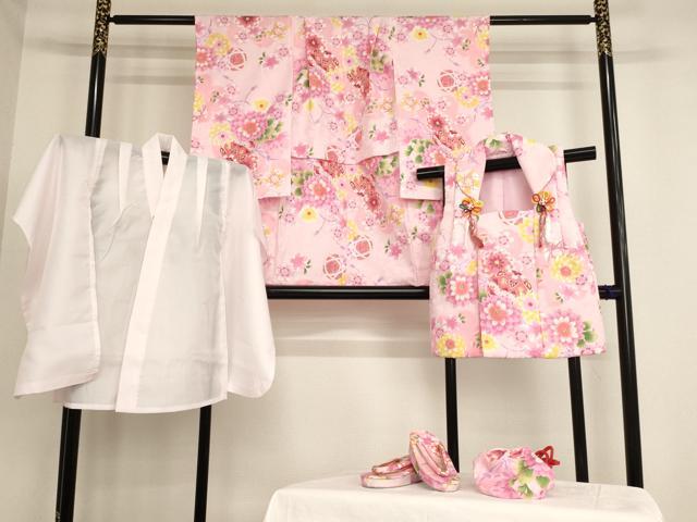 ■■■　サイズ　■■■ 【祝着】 身丈 81cm（肩から） 裄丈 40cm（肩上げ　3cm） 袖丈 56.5cm　縫込み 1.5cm 袖幅 26.5cm 前幅 15cm 後幅 19.5cm 着物縫いこみ 内揚げ 0cm （腰上げ　6.5cm） 裄 お袖側 約1.5cm　身頃側 約1cm 【被布】 身丈 48.5cm（肩から） 裄丈 13.5cm（肩上げ　2cm） 【長襦袢】 身丈 59.5cm（肩から） 裄丈 39.5cm（肩上げ　2.5cm） 袖丈 55cm　縫込み 2cm 袖幅 26cm 前幅 22.5cm 後幅 19cm 着物縫いこみ 内揚げ 0cm （腰上げ　0cm） 裄 お袖側 約0cm　身頃側 約1cm 【草履】 長さ 17.5cm 幅 6.5cm かかと高さ 4cm ■■■　商品詳細　■■■ 着物【化繊・未使用】の状態は特に目立ったシミ汚れなどもなく大変良い状態です。 被布【化繊】の状態は特に目立ったシミ汚れなどもなく大変良い状態です。 長襦袢【化繊】の状態は特に目立ったシミ汚れなどもなく大変良い状態です。 草履の状態は接写画像のように底・天に汚れがございますが その他特に目立ったシミ汚れなどもなく大変良い状態です。 大変上質な逸品になります。 お安く出品致しますので、是非この機会にいかがでしょうか？ ■■■　注意事項　■■■ ■モニター発色の具合により色合いが異なる場合がございます。 ■寸法は多少の誤差が生じる場合がございますのでご了承ください。 ■縫込みの長さが左右非対称の場合は短い部分を記載しております。 左右非対称であってもご返品・お値引き等の保証は出来かねますので、ご了承の上ご購入をお願い致します。 ■シミ等のチェックには注意を払っておりますが、見落としがある場合もございますし、個人の見解も様々ですので神経質な方のご購入はお控えください。 ■箪笥に入っておりました着物や帯なので畳みシワや匂いがあるものもございます。 ■お休みは基本的に土日祝となりますが、その他臨時でお休みする場合がございますのでご了承ください。 ■商品の発送は平日のみの発送となります。 ■夜間と土曜、日曜日はお問い合わせの回答が遅れる場合がございます。 ■当店では、お直し、紋入れ、お手入れ等は承っておりません。 ■生地の状態（ヤケ、経年劣化等）によってはサイズ直しが出来ない場合がございます。 その点もどうかご了承のうえ、ご購入をお願いいたします。 ■弊社で取り扱う商品は一点ものにつき、時期や在庫状況に応じて金額が変更となる場合がございます。 ■検針は行っておりません。予めご了承いただきますようお願いいたします。 ■【洗える着物】と記載のある商品におきましては、商品お届け後に洗濯を行ってしまってからのご返品にはご対応しかねます。 念の為、専門店でのお手入れをお願いいたします。 ■着物のサイズ目安は下記を参考ください↓ ＜女性着物＞　お端折り次第で＋5cm　−1cmが着用可能サイズ 　例）身丈170cmの場合、身長160cm〜175cm ＜男性着物＞　身丈＋約25cm〜27cm程が適応身長 　例）身丈155cmの場合、身長180〜182cm