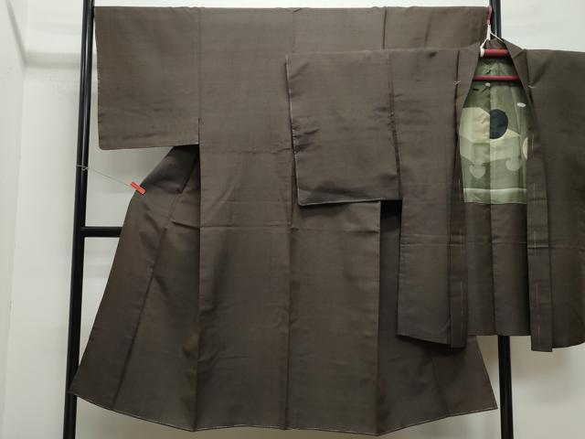 ■■■　サイズ　■■■ 【着物】 身丈 140.5cm（肩から） 裄丈 68cm 袖丈 50cm　縫込み 1cm 袖幅 34.5cm 前幅 27.5cm 後幅 30.5cm 着物縫いこみ 内揚げ 3cm 裄 お袖側 約0cm　身頃側 約0cm 【羽織】 身丈 94.5cm（肩から） 裄丈 69cm 袖丈 52.5cm　縫込み 2cm 袖幅 35cm 前幅 20cm 後幅 30.5cm 裄 お袖側 約0cm　身頃側 約0cm ■■■　商品詳細　■■■ 【正絹・未使用】 着物の状態は接写画像のように表地所々に汚れ、下前にシミがございます。 羽織の状態は接写画像のように後身頃・羽裏に汚れがございますが その他特に目立ったシミ汚れなどもなく大変良い状態です。 大変上質な逸品になりますのでぜひお手入れをされてお召しになられてはいかがでしょうか。 お安く出品致しますので、是非この機会にいかがでしょうか？ ■■■　注意事項　■■■ ■モニター発色の具合により色合いが異なる場合がございます。 ■寸法は多少の誤差が生じる場合がございますのでご了承ください。 ■縫込みの長さが左右非対称の場合は短い部分を記載しております。 左右非対称であってもご返品・お値引き等の保証は出来かねますので、ご了承の上ご購入をお願い致します。 ■シミ等のチェックには注意を払っておりますが、見落としがある場合もございますし、個人の見解も様々ですので神経質な方のご購入はお控えください。 ■箪笥に入っておりました着物や帯なので畳みシワや匂いがあるものもございます。 ■お休みは基本的に土日祝となりますが、その他臨時でお休みする場合がございますのでご了承ください。 ■商品の発送は平日のみの発送となります。 ■夜間と土曜、日曜日はお問い合わせの回答が遅れる場合がございます。 ■当店では、お直し、紋入れ、お手入れ等は承っておりません。 ■生地の状態（ヤケ、経年劣化等）によってはサイズ直しが出来ない場合がございます。 その点もどうかご了承のうえ、ご購入をお願いいたします。 ■弊社で取り扱う商品は一点ものにつき、時期や在庫状況に応じて金額が変更となる場合がございます。 ■検針は行っておりません。予めご了承いただきますようお願いいたします。 ■【洗える着物】と記載のある商品におきましては、商品お届け後に洗濯を行ってしまってからのご返品にはご対応しかねます。 念の為、専門店でのお手入れをお願いいたします。 ■着物のサイズ目安は下記を参考ください↓ ＜女性着物＞　お端折り次第で＋5cm　−1cmが着用可能サイズ 　例）身丈170cmの場合、身長160cm〜175cm ＜男性着物＞　身丈＋約25cm〜27cm程が適応身長 　例）身丈155cmの場合、身長180〜182cm