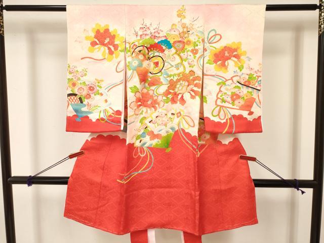 ■■■　サイズ　■■■ 【着物】 身丈 100.5cm（肩から） 裄丈 41.5cm 袖丈 56.5cm ■■■　商品詳細　■■■ 産着【表地：正絹・裏地：化繊】の 状態は特に目立ったシミ汚れなどもなく大変良い状態です。 大変上質な逸品になります。 お安く出品致しますので、是非この機会にいかがでしょうか？ ■■■　注意事項　■■■ ■モニター発色の具合により色合いが異なる場合がございます。 ■寸法は多少の誤差が生じる場合がございますのでご了承ください。 ■縫込みの長さが左右非対称の場合は短い部分を記載しております。 左右非対称であってもご返品・お値引き等の保証は出来かねますので、ご了承の上ご購入をお願い致します。 ■シミ等のチェックには注意を払っておりますが、見落としがある場合もございますし、個人の見解も様々ですので神経質な方のご購入はお控えください。 ■箪笥に入っておりました着物や帯なので畳みシワや匂いがあるものもございます。 ■お休みは基本的に土日祝となりますが、その他臨時でお休みする場合がございますのでご了承ください。 ■商品の発送は平日のみの発送となります。 ■夜間と土曜、日曜日はお問い合わせの回答が遅れる場合がございます。 ■当店では、お直し、紋入れ、お手入れ等は承っておりません。 ■生地の状態（ヤケ、経年劣化等）によってはサイズ直しが出来ない場合がございます。 その点もどうかご了承のうえ、ご購入をお願いいたします。 ■弊社で取り扱う商品は一点ものにつき、時期や在庫状況に応じて金額が変更となる場合がございます。 ■検針は行っておりません。予めご了承いただきますようお願いいたします。 ■【洗える着物】と記載のある商品におきましては、商品お届け後に洗濯を行ってしまってからのご返品にはご対応しかねます。 念の為、専門店でのお手入れをお願いいたします。 ■着物のサイズ目安は下記を参考ください↓ ＜女性着物＞　お端折り次第で＋5cm　−1cmが着用可能サイズ 　例）身丈170cmの場合、身長160cm〜175cm ＜男性着物＞　身丈＋約25cm〜27cm程が適応身長 　例）身丈155cmの場合、身長180〜182cm