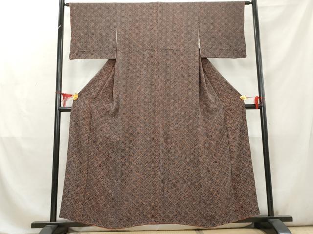 ■■■　サイズ　■■■ 身丈 156cm（肩から） 裄丈 64cm 袖丈 43.5cm　縫込み 3.5cm 袖幅 33.5cm 前幅 23cm 後幅 28cm 着物縫いこみ 内揚げ 3.5cm 裄 お袖側 約1cm　身頃側 約2cm ■■■　商品詳細　■■■ 【正絹】 状態は特に目立ったシミ汚れなどもなく大変良い状態です。 大変上質な逸品になります。 お安く出品致しますので、是非この機会にいかがでしょうか？ ■■■　注意事項　■■■ ■モニター発色の具合により色合いが異なる場合がございます。 ■寸法は多少の誤差が生じる場合がございますのでご了承ください。 ■縫込みの長さが左右非対称の場合は短い部分を記載しております。 左右非対称であってもご返品・お値引き等の保証は出来かねますので、ご了承の上ご購入をお願い致します。 ■シミ等のチェックには注意を払っておりますが、見落としがある場合もございますし、個人の見解も様々ですので神経質な方のご購入はお控えください。 ■箪笥に入っておりました着物や帯なので畳みシワや匂いがあるものもございます。 ■お休みは基本的に土日祝となりますが、その他臨時でお休みする場合がございますのでご了承ください。 ■商品の発送は平日のみの発送となります。 ■夜間と土曜、日曜日はお問い合わせの回答が遅れる場合がございます。 ■当店では、お直し、紋入れ、お手入れ等は承っておりません。 ■生地の状態（ヤケ、経年劣化等）によってはサイズ直しが出来ない場合がございます。 その点もどうかご了承のうえ、ご購入をお願いいたします。 ■弊社で取り扱う商品は一点ものにつき、時期や在庫状況に応じて金額が変更となる場合がございます。 ■検針は行っておりません。予めご了承いただきますようお願いいたします。 ■【洗える着物】と記載のある商品におきましては、商品お届け後に洗濯を行ってしまってからのご返品にはご対応しかねます。 念の為、専門店でのお手入れをお願いいたします。 ■着物のサイズ目安は下記を参考ください↓ ＜女性着物＞　お端折り次第で＋5cm　−1cmが着用可能サイズ 　例）身丈170cmの場合、身長160cm〜175cm ＜男性着物＞　身丈＋約25cm〜27cm程が適応身長 　例）身丈155cmの場合、身長180〜182cm