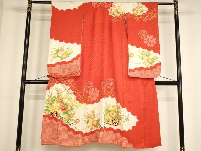 ■■■　サイズ　■■■ 【祝着】 身丈 133.5cm（肩から） 裄丈 49.5cm（肩上げ　2.5cm） 袖丈 74cm　縫込み 5cm 袖幅 30cm 前幅 21cm 後幅 26.5cm 着物縫いこみ 内揚げ 7.5cm （腰上げ　0cm） 裄 お袖側 約3cm　身頃側 約7cm ■■■　商品詳細　■■■ 着物【正絹】の状態は接写画像のように下前・上前・両袖・衿山・八掛に汚れ、袖付に糸解けがございますが その他特に目立ったシミ汚れなどもなく大変良い状態です。 大変上質な逸品になります。 お安く出品致しますので、是非この機会にいかがでしょうか？ ■■■　注意事項　■■■ ■モニター発色の具合により色合いが異なる場合がございます。 ■寸法は多少の誤差が生じる場合がございますのでご了承ください。 ■縫込みの長さが左右非対称の場合は短い部分を記載しております。 左右非対称であってもご返品・お値引き等の保証は出来かねますので、ご了承の上ご購入をお願い致します。 ■シミ等のチェックには注意を払っておりますが、見落としがある場合もございますし、個人の見解も様々ですので神経質な方のご購入はお控えください。 ■箪笥に入っておりました着物や帯なので畳みシワや匂いがあるものもございます。 ■お休みは基本的に土日祝となりますが、その他臨時でお休みする場合がございますのでご了承ください。 ■商品の発送は平日のみの発送となります。 ■夜間と土曜、日曜日はお問い合わせの回答が遅れる場合がございます。 ■当店では、お直し、紋入れ、お手入れ等は承っておりません。 ■生地の状態（ヤケ、経年劣化等）によってはサイズ直しが出来ない場合がございます。 その点もどうかご了承のうえ、ご購入をお願いいたします。 ■弊社で取り扱う商品は一点ものにつき、時期や在庫状況に応じて金額が変更となる場合がございます。 ■検針は行っておりません。予めご了承いただきますようお願いいたします。 ■【洗える着物】と記載のある商品におきましては、商品お届け後に洗濯を行ってしまってからのご返品にはご対応しかねます。 念の為、専門店でのお手入れをお願いいたします。 ■着物のサイズ目安は下記を参考ください↓ ＜女性着物＞　お端折り次第で＋5cm　−1cmが着用可能サイズ 　例）身丈170cmの場合、身長160cm〜175cm ＜男性着物＞　身丈＋約25cm〜27cm程が適応身長 　例）身丈155cmの場合、身長180〜182cm