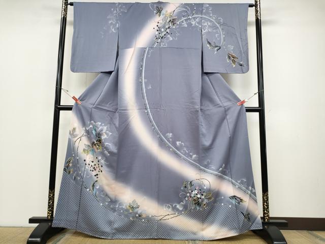 ■■■　サイズ　■■■ 身丈 164.5cm（肩から） 裄丈 63cm 袖丈 53.5cm　縫込み 6cm 袖幅 33cm 前幅 23.5cm 後幅 29.5cm 着物縫いこみ 内揚げ 4cm 裄 お袖側 約2cm　身頃側 約3cm ■■■　商品詳細　■■■ 【正絹】 状態は接写画像のように衿山・両袖・袖口・八掛に薄い汚れがございますが その他特に目立ったシミ汚れなどもなく大変良い状態です。 大変上質な逸品になります。 お安く出品致しますので、是非この機会にいかがでしょうか？ ■■■　注意事項　■■■ ■モニター発色の具合により色合いが異なる場合がございます。 ■寸法は多少の誤差が生じる場合がございますのでご了承ください。 ■縫込みの長さが左右非対称の場合は短い部分を記載しております。 左右非対称であってもご返品・お値引き等の保証は出来かねますので、ご了承の上ご購入をお願い致します。 ■シミ等のチェックには注意を払っておりますが、見落としがある場合もございますし、個人の見解も様々ですので神経質な方のご購入はお控えください。 ■箪笥に入っておりました着物や帯なので畳みシワや匂いがあるものもございます。 ■お休みは基本的に土日祝となりますが、その他臨時でお休みする場合がございますのでご了承ください。 ■商品の発送は平日のみの発送となります。 ■夜間と土曜、日曜日はお問い合わせの回答が遅れる場合がございます。 ■当店では、お直し、紋入れ、お手入れ等は承っておりません。 ■生地の状態（ヤケ、経年劣化等）によってはサイズ直しが出来ない場合がございます。 その点もどうかご了承のうえ、ご購入をお願いいたします。 ■弊社で取り扱う商品は一点ものにつき、時期や在庫状況に応じて金額が変更となる場合がございます。 ■検針は行っておりません。予めご了承いただきますようお願いいたします。 ■【洗える着物】と記載のある商品におきましては、商品お届け後に洗濯を行ってしまってからのご返品にはご対応しかねます。 念の為、専門店でのお手入れをお願いいたします。 ■着物のサイズ目安は下記を参考ください↓ ＜女性着物＞　お端折り次第で＋5cm　−1cmが着用可能サイズ 　例）身丈170cmの場合、身長160cm〜175cm ＜男性着物＞　身丈＋約25cm〜27cm程が適応身長 　例）身丈155cmの場合、身長180〜182cm