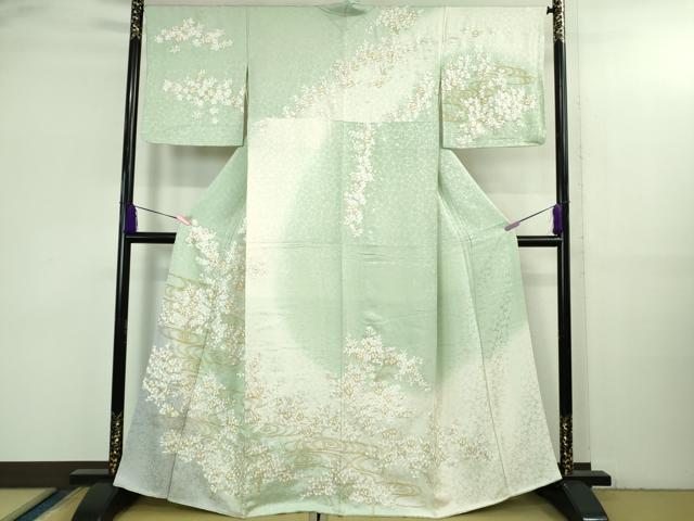 ■■■　サイズ　■■■ 身丈 162cm（肩から） 裄丈 66.5cm 袖丈 48.5cm　 縫込み 4cm 袖幅 34cm 前幅 25cm 後幅 31cm 着物縫いこみ 内揚げ 8cm 裄 お袖側 約 5.5cm　身頃側 約 3.5cm ■■■　商品詳細　■■■ 【正絹】 状態は特に目立ったシミ汚れなどもなく大変良い状態です。 大変上質な極上の逸品になります。 お安く出品致しますので、是非この機会にいかがでしょうか？ ■■■　注意事項　■■■ ■モニター発色の具合により色合いが異なる場合がございます。 ■寸法は多少の誤差が生じる場合がございますのでご了承ください。 ■縫込みの長さが左右非対称の場合は短い部分を記載しております。 左右非対称であってもご返品・お値引き等の保証は出来かねますので、ご了承の上ご購入をお願い致します。 ■シミ等のチェックには注意を払っておりますが、見落としがある場合もございますし、個人の見解も様々ですので神経質な方のご購入はお控えください。 ■箪笥に入っておりました着物や帯なので畳みシワや匂いがあるものもございます。 ■お休みは基本的に土日祝となりますが、その他臨時でお休みする場合がございますのでご了承ください。 ■商品の発送は平日のみの発送となります。 ■夜間と土曜、日曜日はお問い合わせの回答が遅れる場合がございます。 ■当店では、お直し、紋入れ、お手入れ等は承っておりません。 ■生地の状態（ヤケ、経年劣化等）によってはサイズ直しが出来ない場合がございます。 その点もどうかご了承のうえ、ご購入をお願いいたします。 ■弊社で取り扱う商品は一点ものにつき、時期や在庫状況に応じて金額が変更となる場合がございます。 ■検針は行っておりません。予めご了承いただきますようお願いいたします。 ■【洗える着物】と記載のある商品におきましては、商品お届け後に洗濯を行ってしまってからのご返品にはご対応しかねます。 念の為、専門店でのお手入れをお願いいたします。 ■着物のサイズ目安は下記を参考ください↓ ＜女性着物＞　お端折り次第で＋5?　−10?が着用可能サイズ 　例）身丈170?の場合、身長160?〜175? ＜男性着物＞　身丈＋約25?〜27?程が適応身長 　例）身丈155?の場合、身長180〜182?