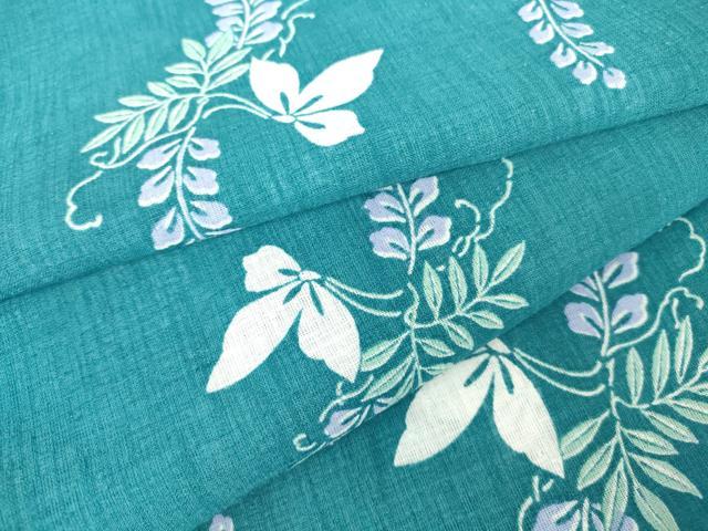 ■■■　サイズ　■■■ 身丈 160cm（肩から） 裄丈 69cm 袖丈 48.5cm　縫込み 2.5cm 袖幅 35cm 前幅 24.5cm 後幅 31cm 着物縫いこみ 内揚げ 3cm 裄 お袖側 約0cm　身頃側 約1.5cm ■■■　商品詳細　■■■ 【化繊・バチ衿】 状態は特に目立ったシミ汚れなどもなく大変良い状態です。 お安く出品致しますので、是非この機会にいかがでしょうか？※ご自身で洗濯された場合の保証はできかねます。 専門店にご相談ください。 ■■■　注意事項　■■■ ■モニター発色の具合により色合いが異なる場合がございます。 ■寸法は多少の誤差が生じる場合がございますのでご了承ください。 ■縫込みの長さが左右非対称の場合は短い部分を記載しております。 左右非対称であってもご返品・お値引き等の保証は出来かねますので、ご了承の上ご購入をお願い致します。 ■シミ等のチェックには注意を払っておりますが、見落としがある場合もございますし、個人の見解も様々ですので神経質な方のご購入はお控えください。 ■箪笥に入っておりました着物や帯なので畳みシワや匂いがあるものもございます。 ■お休みは基本的に土日祝となりますが、その他臨時でお休みする場合がございますのでご了承ください。 ■商品の発送は平日のみの発送となります。 ■夜間と土曜、日曜日はお問い合わせの回答が遅れる場合がございます。 ■当店では、お直し、紋入れ、お手入れ等は承っておりません。 ■生地の状態（ヤケ、経年劣化等）によってはサイズ直しが出来ない場合がございます。 その点もどうかご了承のうえ、ご購入をお願いいたします。 ■弊社で取り扱う商品は一点ものにつき、時期や在庫状況に応じて金額が変更となる場合がございます。 ■検針は行っておりません。予めご了承いただきますようお願いいたします。 ■【洗える着物】と記載のある商品におきましては、商品お届け後に洗濯を行ってしまってからのご返品にはご対応しかねます。 念の為、専門店でのお手入れをお願いいたします。 ■着物のサイズ目安は下記を参考ください↓ ＜女性着物＞　お端折り次第で＋5cm　−1cmが着用可能サイズ 　例）身丈170cmの場合、身長160cm〜175cm ＜男性着物＞　身丈＋約25cm〜27cm程が適応身長 　例）身丈155cmの場合、身長180〜182cm