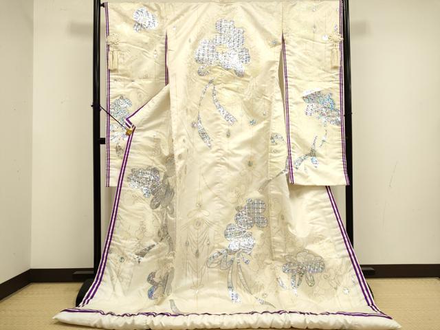■■■　サイズ　■■■ 身丈 190cm（肩から） 裄丈 65.5cm 袖丈 103.5cm　縫込み 4cm 袖幅 32cm 前幅 26.5cm 後幅 31cm 着物縫いこみ 内揚げ 0cm 裄 お袖側 約1cm　身頃側 約2cm ■■■　商品詳細　■■■ 【化繊】 状態は接写画像のように表地所々・装飾部分に薄い汚れ、表地所々ホログラム部分の剥がれがございます。 ぜひお手入れをされてお召しになられてはいかがでしょうか。 お安く出品致しますので、是非この機会にいかがでしょうか？ ■■■　注意事項　■■■ ■モニター発色の具合により色合いが異なる場合がございます。 ■寸法は多少の誤差が生じる場合がございますのでご了承ください。 ■縫込みの長さが左右非対称の場合は短い部分を記載しております。 左右非対称であってもご返品・お値引き等の保証は出来かねますので、ご了承の上ご購入をお願い致します。 ■シミ等のチェックには注意を払っておりますが、見落としがある場合もございますし、個人の見解も様々ですので神経質な方のご購入はお控えください。 ■箪笥に入っておりました着物や帯なので畳みシワや匂いがあるものもございます。 ■お休みは基本的に土日祝となりますが、その他臨時でお休みする場合がございますのでご了承ください。 ■商品の発送は平日のみの発送となります。 ■夜間と土曜、日曜日はお問い合わせの回答が遅れる場合がございます。 ■当店では、お直し、紋入れ、お手入れ等は承っておりません。 ■生地の状態（ヤケ、経年劣化等）によってはサイズ直しが出来ない場合がございます。 その点もどうかご了承のうえ、ご購入をお願いいたします。 ■弊社で取り扱う商品は一点ものにつき、時期や在庫状況に応じて金額が変更となる場合がございます。 ■検針は行っておりません。予めご了承いただきますようお願いいたします。 ■【洗える着物】と記載のある商品におきましては、商品お届け後に洗濯を行ってしまってからのご返品にはご対応しかねます。 念の為、専門店でのお手入れをお願いいたします。 ■写真に写っている物が全てになります。 それ以外の付属品はございませんのでご了承ください。 ■状態に関する写真につきましては、掲載可能な写真枚数に限りがあるため、 各箇所につき1枚参考画像を掲載しております。 ■着物のサイズ目安は下記を参考ください↓ ＜女性着物＞　お端折り次第で＋5cm　−10cmが着用可能サイズ 　例）身丈170cmの場合、身長160cm〜175cm ＜男性着物＞　身丈＋約25cm〜27cm程が適応身長 　例）身丈155cmの場合、身長180cm〜182cm
