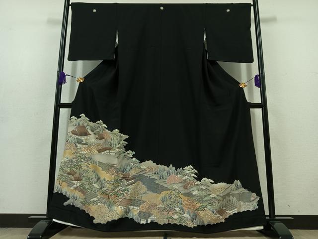 ■■■　サイズ　■■■ 身丈 160cm（肩から） 裄丈 66cm 袖丈 48cm　縫込み 3cm 袖幅 33cm 前幅 24cm 後幅 30cm 着物縫いこみ 内揚げ 2cm 裄 お袖側 約1cm　身頃側 約1cm ■■■　商品詳細　■■■ 【正絹・五つ紋・比翼仕立て】 状態は画像を添付しておりますので、そちらをご確認下さいますよう宜しくお願い致します。 大変上質な逸品になります。 お安く出品致しますので、是非この機会にいかがでしょうか？ ■■■　注意事項　■■■ ■モニター発色の具合により色合いが異なる場合がございます。 ■寸法は多少の誤差が生じる場合がございますのでご了承ください。 ■縫込みの長さが左右非対称の場合は短い部分を記載しております。 左右非対称であってもご返品・お値引き等の保証は出来かねますので、ご了承の上ご購入をお願い致します。 ■シミ等のチェックには注意を払っておりますが、見落としがある場合もございますし、個人の見解も様々ですので神経質な方のご購入はお控えください。 ■箪笥に入っておりました着物や帯なので畳みシワや匂いがあるものもございます。 ■お休みは基本的に土日祝となりますが、その他臨時でお休みする場合がございますのでご了承ください。 ■商品の発送は平日のみの発送となります。 ■夜間と土曜、日曜日はお問い合わせの回答が遅れる場合がございます。 ■当店では、お直し、紋入れ、お手入れ等は承っておりません。 ■生地の状態（ヤケ、経年劣化等）によってはサイズ直しが出来ない場合がございます。 その点もどうかご了承のうえ、ご購入をお願いいたします。 ■弊社で取り扱う商品は一点ものにつき、時期や在庫状況に応じて金額が変更となる場合がございます。 ■検針は行っておりません。予めご了承いただきますようお願いいたします。 ■【洗える着物】と記載のある商品におきましては、商品お届け後に洗濯を行ってしまってからのご返品にはご対応しかねます。 念の為、専門店でのお手入れをお願いいたします。 ■着物のサイズ目安は下記を参考ください↓ ＜女性着物＞　お端折り次第で＋5cm　−1cmが着用可能サイズ 　例）身丈170cmの場合、身長160cm〜175cm ＜男性着物＞　身丈＋約25cm〜27cm程が適応身長 　例）身丈155cmの場合、身長180〜182cm
