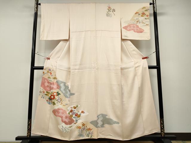 ■■■　サイズ　■■■ 身丈 155cm（肩から） 裄丈 63.5cm 袖丈 47cm　縫込み 5cm 袖幅 33.5cm 前幅 24cm 後幅 28.5cm 着物縫いこみ 内揚げ 5cm 裄 お袖側 約3cm　身頃側 約4cm ■■■　商品詳細　■■■ 【正絹】 状態は接写画像のように上前・後身頃・左袖・八掛に薄い汚れがございますが その他特に目立ったシミ汚れなどもなく大変良い状態です。 大変上質な逸品になります。 お安く出品致しますので、是非この機会にいかがでしょうか？ ■■■　注意事項　■■■ ■モニター発色の具合により色合いが異なる場合がございます。 ■寸法は多少の誤差が生じる場合がございますのでご了承ください。 ■縫込みの長さが左右非対称の場合は短い部分を記載しております。 左右非対称であってもご返品・お値引き等の保証は出来かねますので、ご了承の上ご購入をお願い致します。 ■シミ等のチェックには注意を払っておりますが、見落としがある場合もございますし、個人の見解も様々ですので神経質な方のご購入はお控えください。 ■箪笥に入っておりました着物や帯なので畳みシワや匂いがあるものもございます。 ■お休みは基本的に土日祝となりますが、その他臨時でお休みする場合がございますのでご了承ください。 ■商品の発送は平日のみの発送となります。 ■夜間と土曜、日曜日はお問い合わせの回答が遅れる場合がございます。 ■当店では、お直し、紋入れ、お手入れ等は承っておりません。 ■生地の状態（ヤケ、経年劣化等）によってはサイズ直しが出来ない場合がございます。 その点もどうかご了承のうえ、ご購入をお願いいたします。 ■弊社で取り扱う商品は一点ものにつき、時期や在庫状況に応じて金額が変更となる場合がございます。 ■検針は行っておりません。予めご了承いただきますようお願いいたします。 ■【洗える着物】と記載のある商品におきましては、商品お届け後に洗濯を行ってしまってからのご返品にはご対応しかねます。 念の為、専門店でのお手入れをお願いいたします。 ■着物のサイズ目安は下記を参考ください↓ ＜女性着物＞　お端折り次第で＋5cm　−1cmが着用可能サイズ 　例）身丈170cmの場合、身長160cm〜175cm ＜男性着物＞　身丈＋約25cm〜27cm程が適応身長 　例）身丈155cmの場合、身長180〜182cm