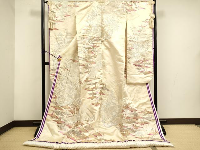 ■■■　サイズ　■■■ 身丈 190cm（肩から） 裄丈 65.5cm 袖丈 104.5cm　縫込み 4cm 袖幅 32.5cm 前幅 26cm 後幅 31cm 着物縫いこみ 内揚げ 0cm 裄 お袖側 約1.5cm　身頃側 約1cm ■■■　商品詳細　■■■ 【正絹】 状態は接写画像のように表地所々・胴裏に薄い汚れ、左袖付け、衿裏に糸解けがございます。 大変上質な逸品になりますのでぜひお手入れをされてお召しになられてはいかがでしょうか。 お安く出品致しますので、是非この機会にいかがでしょうか？ ■■■　注意事項　■■■ ■モニター発色の具合により色合いが異なる場合がございます。 ■寸法は多少の誤差が生じる場合がございますのでご了承ください。 ■縫込みの長さが左右非対称の場合は短い部分を記載しております。 左右非対称であってもご返品・お値引き等の保証は出来かねますので、ご了承の上ご購入をお願い致します。 ■シミ等のチェックには注意を払っておりますが、見落としがある場合もございますし、個人の見解も様々ですので神経質な方のご購入はお控えください。 ■箪笥に入っておりました着物や帯なので畳みシワや匂いがあるものもございます。 ■お休みは基本的に土日祝となりますが、その他臨時でお休みする場合がございますのでご了承ください。 ■商品の発送は平日のみの発送となります。 ■夜間と土曜、日曜日はお問い合わせの回答が遅れる場合がございます。 ■当店では、お直し、紋入れ、お手入れ等は承っておりません。 ■生地の状態（ヤケ、経年劣化等）によってはサイズ直しが出来ない場合がございます。 その点もどうかご了承のうえ、ご購入をお願いいたします。 ■弊社で取り扱う商品は一点ものにつき、時期や在庫状況に応じて金額が変更となる場合がございます。 ■検針は行っておりません。予めご了承いただきますようお願いいたします。 ■【洗える着物】と記載のある商品におきましては、商品お届け後に洗濯を行ってしまってからのご返品にはご対応しかねます。 念の為、専門店でのお手入れをお願いいたします。 ■写真に写っている物が全てになります。 それ以外の付属品はございませんのでご了承ください。 ■状態に関する写真につきましては、掲載可能な写真枚数に限りがあるため、 各箇所につき1枚参考画像を掲載しております。 ■着物のサイズ目安は下記を参考ください↓ ＜女性着物＞　お端折り次第で＋5cm　−10cmが着用可能サイズ 　例）身丈170cmの場合、身長160cm〜175cm ＜男性着物＞　身丈＋約25cm〜27cm程が適応身長 　例）身丈155cmの場合、身長180cm〜182cm
