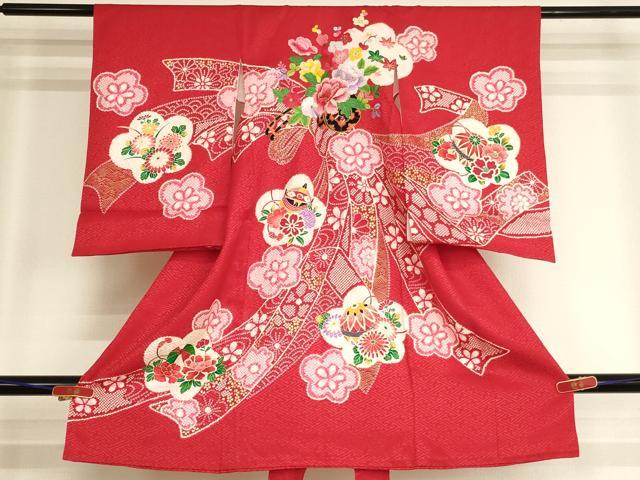■■■　サイズ　■■■ 【着物】 身丈 97cm（肩から） 裄丈 46cm 袖丈 56cm ■■■　商品詳細　■■■ 産着【正絹】の状態は特に目立ったシミ汚れなどもなく大変良い状態です。 大変上質な逸品になります。 お安く出品致しますので、是非この機会にいかがでしょうか？ ■■■　注意事項　■■■ ■モニター発色の具合により色合いが異なる場合がございます。 ■寸法は多少の誤差が生じる場合がございますのでご了承ください。 ■縫込みの長さが左右非対称の場合は短い部分を記載しております。 左右非対称であってもご返品・お値引き等の保証は出来かねますので、ご了承の上ご購入をお願い致します。 ■シミ等のチェックには注意を払っておりますが、見落としがある場合もございますし、個人の見解も様々ですので神経質な方のご購入はお控えください。 ■箪笥に入っておりました着物や帯なので畳みシワや匂いがあるものもございます。 ■お休みは基本的に土日祝となりますが、その他臨時でお休みする場合がございますのでご了承ください。 ■商品の発送は平日のみの発送となります。 ■夜間と土曜、日曜日はお問い合わせの回答が遅れる場合がございます。 ■当店では、お直し、紋入れ、お手入れ等は承っておりません。 ■生地の状態（ヤケ、経年劣化等）によってはサイズ直しが出来ない場合がございます。 その点もどうかご了承のうえ、ご購入をお願いいたします。 ■弊社で取り扱う商品は一点ものにつき、時期や在庫状況に応じて金額が変更となる場合がございます。 ■検針は行っておりません。予めご了承いただきますようお願いいたします。 ■【洗える着物】と記載のある商品におきましては、商品お届け後に洗濯を行ってしまってからのご返品にはご対応しかねます。 念の為、専門店でのお手入れをお願いいたします。 ■写真に写っている物が全てになります。それ以外の付属品はございませんのでご了承ください。 ■状態に関する写真につきましては、掲載可能な写真枚数に限りがあるため、各箇所につき1枚参考画像を掲載しております。 ■着物のサイズ目安は下記を参考ください↓ ＜女性着物＞　お端折り次第で＋5cm　−1cmが着用可能サイズ 　例）身丈170cmの場合、身長160cm〜175cm ＜男性着物＞　身丈＋約25cm〜27cm程が適応身長 　例）身丈155cmの場合、身長180〜182cm