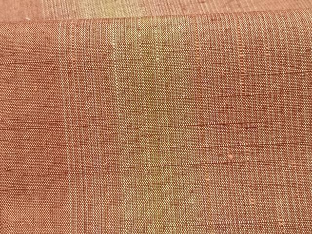 ■■■　サイズ　■■■ 身丈 160cm（肩から） 裄丈 63cm 袖丈 44cm　縫込み 2cm 袖幅 32.5cm 前幅 23cm 後幅 30.5cm 着物縫いこみ 内揚げ 0cm 裄 お袖側 約4cm　身頃側 約5cm ■■■　商品詳細　■■■ 【正絹】 状態は特に目立ったシミ汚れなどもなく大変良い状態です。 大変上質な逸品になります。 お安く出品致しますので、是非この機会にいかがでしょうか？ ■■■　注意事項　■■■ ■モニター発色の具合により色合いが異なる場合がございます。 ■寸法は多少の誤差が生じる場合がございますのでご了承ください。 ■縫込みの長さが左右非対称の場合は短い部分を記載しております。 左右非対称であってもご返品・お値引き等の保証は出来かねますので、ご了承の上ご購入をお願い致します。 ■シミ等のチェックには注意を払っておりますが、見落としがある場合もございますし、個人の見解も様々ですので神経質な方のご購入はお控えください。 ■箪笥に入っておりました着物や帯なので畳みシワや匂いがあるものもございます。 ■お休みは基本的に土日祝となりますが、その他臨時でお休みする場合がございますのでご了承ください。 ■商品の発送は平日のみの発送となります。 ■夜間と土曜、日曜日はお問い合わせの回答が遅れる場合がございます。 ■当店では、お直し、紋入れ、お手入れ等は承っておりません。 ■生地の状態（ヤケ、経年劣化等）によってはサイズ直しが出来ない場合がございます。 その点もどうかご了承のうえ、ご購入をお願いいたします。 ■弊社で取り扱う商品は一点ものにつき、時期や在庫状況に応じて金額が変更となる場合がございます。 ■検針は行っておりません。予めご了承いただきますようお願いいたします。 ■【洗える着物】と記載のある商品におきましては、商品お届け後に洗濯を行ってしまってからのご返品にはご対応しかねます。 念の為、専門店でのお手入れをお願いいたします。 ■着物のサイズ目安は下記を参考ください↓ ＜女性着物＞　お端折り次第で＋5cm　−1cmが着用可能サイズ 　例）身丈170cmの場合、身長160cm〜175cm ＜男性着物＞　身丈＋約25cm〜27cm程が適応身長 　例）身丈155cmの場合、身長180〜182cm