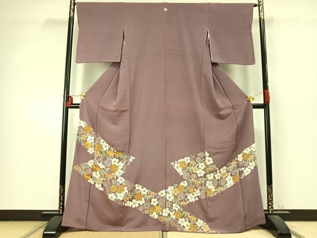 ■■■　サイズ　■■■ 身丈 167cm（肩から） 裄丈 66cm 袖丈 48cm　縫込み 5cm 袖幅 33cm 前幅 25cm 後幅 30cm 着物縫いこみ 内揚げ 0cm 裄 お袖側 約2cm　身頃側 約2cm ■■■　商品詳細　■■■ 【正絹・一つ紋】 状態は接写画像のように右袖・衿に薄い汚れがございますが その他特に目立ったシミ汚れなどもなく大変良い状態です。 大変上質な逸品になります。 お安く出品致しますので、是非この機会にいかがでしょうか？ ■■■　注意事項　■■■ ■モニター発色の具合により色合いが異なる場合がございます。 ■寸法は多少の誤差が生じる場合がございますのでご了承ください。 ■縫込みの長さが左右非対称の場合は短い部分を記載しております。 左右非対称であってもご返品・お値引き等の保証は出来かねますので、ご了承の上ご購入をお願い致します。 ■シミ等のチェックには注意を払っておりますが、見落としがある場合もございますし、個人の見解も様々ですので神経質な方のご購入はお控えください。 ■箪笥に入っておりました着物や帯なので畳みシワや匂いがあるものもございます。 ■お休みは基本的に土日祝となりますが、その他臨時でお休みする場合がございますのでご了承ください。 ■商品の発送は平日のみの発送となります。 ■夜間と土曜、日曜日はお問い合わせの回答が遅れる場合がございます。 ■当店では、お直し、紋入れ、お手入れ等は承っておりません。 ■生地の状態（ヤケ、経年劣化等）によってはサイズ直しが出来ない場合がございます。 その点もどうかご了承のうえ、ご購入をお願いいたします。 ■弊社で取り扱う商品は一点ものにつき、時期や在庫状況に応じて金額が変更となる場合がございます。 ■検針は行っておりません。予めご了承いただきますようお願いいたします。 ■【洗える着物】と記載のある商品におきましては、商品お届け後に洗濯を行ってしまってからのご返品にはご対応しかねます。 念の為、専門店でのお手入れをお願いいたします。 ■着物のサイズ目安は下記を参考ください↓ ＜女性着物＞　お端折り次第で＋5cm　−1cmが着用可能サイズ 　例）身丈170cmの場合、身長160cm〜175cm ＜男性着物＞　身丈＋約25cm〜27cm程が適応身長 　例）身丈155cmの場合、身長180〜182cm