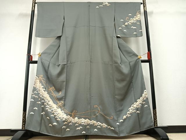 ■■■　サイズ　■■■ 身丈 160cm（肩から） 裄丈 65cm 袖丈 49cm　縫込み 3.5cm 袖幅 32.5cm 前幅 25cm 後幅 30cm 着物縫いこみ 内揚げ 11cm 裄 お袖側 約3.5cm　身頃側 約2.5cm ■■■　商品詳細　■■■ 【正絹・一つ紋】 状態は接写画像のように八掛に薄い汚れがございますが その他特に目立ったシミ汚れなどもなく大変良い状態です。 大変上質な逸品になります。 お安く出品致しますので、是非この機会にいかがでしょうか？ ■■■　注意事項　■■■ ■モニター発色の具合により色合いが異なる場合がございます。 ■寸法は多少の誤差が生じる場合がございますのでご了承ください。 ■縫込みの長さが左右非対称の場合は短い部分を記載しております。 左右非対称であってもご返品・お値引き等の保証は出来かねますので、ご了承の上ご購入をお願い致します。 ■シミ等のチェックには注意を払っておりますが、見落としがある場合もございますし、個人の見解も様々ですので神経質な方のご購入はお控えください。 ■箪笥に入っておりました着物や帯なので畳みシワや匂いがあるものもございます。 ■お休みは基本的に土日祝となりますが、その他臨時でお休みする場合がございますのでご了承ください。 ■商品の発送は平日のみの発送となります。 ■夜間と土曜、日曜日はお問い合わせの回答が遅れる場合がございます。 ■当店では、お直し、紋入れ、お手入れ等は承っておりません。 ■生地の状態（ヤケ、経年劣化等）によってはサイズ直しが出来ない場合がございます。 その点もどうかご了承のうえ、ご購入をお願いいたします。 ■弊社で取り扱う商品は一点ものにつき、時期や在庫状況に応じて金額が変更となる場合がございます。 ■検針は行っておりません。予めご了承いただきますようお願いいたします。 ■【洗える着物】と記載のある商品におきましては、商品お届け後に洗濯を行ってしまってからのご返品にはご対応しかねます。 念の為、専門店でのお手入れをお願いいたします。 ■着物のサイズ目安は下記を参考ください↓ ＜女性着物＞　お端折り次第で＋5cm　−1cmが着用可能サイズ 　例）身丈170cmの場合、身長160cm〜175cm ＜男性着物＞　身丈＋約25cm〜27cm程が適応身長 　例）身丈155cmの場合、身長180〜182cm