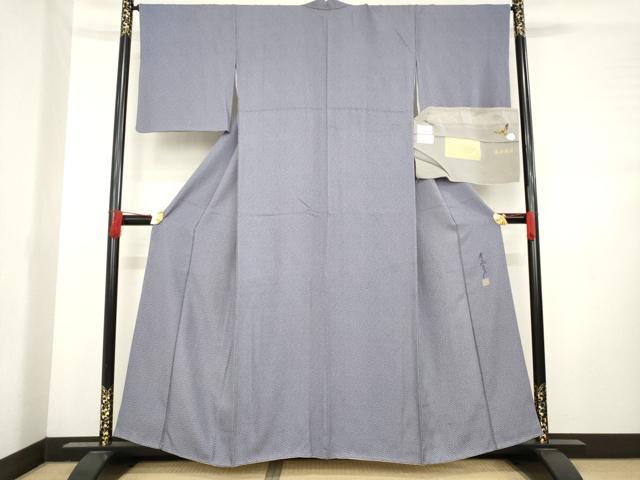 ■■■　サイズ　■■■ 身丈 156cm（肩から） 裄丈 67cm 袖丈 49cm　縫込み 4.5cm 袖幅 34cm 前幅 25cm 後幅 30.5cm 着物縫いこみ 内揚げ 4.5cm 裄 お袖側 約1cm　身頃側 約1cm ■■■　商品詳細　■■■ 【正絹】 状態は接写画像のように下前にシミ、衿山・右袖に薄い汚れがございますが その他特に目立ったシミ汚れなどもなく大変良い状態です。 初代・斉藤才三郎の長男に生まれる。 染色作家として活躍していた父の影響を受け、同じく「珍粋」に奉公へ。 修業期間を終え、三才染工芸に入社。 二代目として得意先周りをし、技術の研鑽を重ねる。 父の知り合いであった日本画家・加納三楽輝に師事し、 筆運びから植物の写生などデッサンのアドバイスを受ける。 きもの雑誌で「親子創作展」が特集され、 三才のキモノは斬新と女優やモデルから注文が殺到。 「着る人を喜ばすきものづくり」に専念する。 昭和41年同社社長に就任、株式会社三才に社名を変更。 染色作家として新作を発表してきた個展は35回を数え、 大会場でのキモノショーも手がけて成功に導く。 和装の常識を打ち破った配色が「六十(才)地色に二十(才)柄」と業界から批判を浴びたが、 その独創的な色調は市場に受け入れられ、「三才調」と呼ばれるスタイルを確立した。 「上品すぎると野暮、粋すぎると下品」「きものはいきもの」「百線練磨」など 独自のファッション哲学を表す名言も多い。 大変上質な逸品になります。 お安く出品致しますので、是非この機会にいかがでしょうか？ ■■■　注意事項　■■■ ■モニター発色の具合により色合いが異なる場合がございます。 ■寸法は多少の誤差が生じる場合がございますのでご了承ください。 ■縫込みの長さが左右非対称の場合は短い部分を記載しております。 左右非対称であってもご返品・お値引き等の保証は出来かねますので、ご了承の上ご購入をお願い致します。 ■シミ等のチェックには注意を払っておりますが、見落としがある場合もございますし、個人の見解も様々ですので神経質な方のご購入はお控えください。 ■箪笥に入っておりました着物や帯なので畳みシワや匂いがあるものもございます。 ■お休みは基本的に土日祝となりますが、その他臨時でお休みする場合がございますのでご了承ください。 ■商品の発送は平日のみの発送となります。 ■夜間と土曜、日曜日はお問い合わせの回答が遅れる場合がございます。 ■当店では、お直し、紋入れ、お手入れ等は承っておりません。 ■生地の状態（ヤケ、経年劣化等）によってはサイズ直しが出来ない場合がございます。 その点もどうかご了承のうえ、ご購入をお願いいたします。 ■弊社で取り扱う商品は一点ものにつき、時期や在庫状況に応じて金額が変更となる場合がございます。 ■検針は行っておりません。予めご了承いただきますようお願いいたします。 ■【洗える着物】と記載のある商品におきましては、商品お届け後に洗濯を行ってしまってからのご返品にはご対応しかねます。 念の為、専門店でのお手入れをお願いいたします。 ■着物のサイズ目安は下記を参考ください↓ ＜女性着物＞　お端折り次第で＋5cm　−1cmが着用可能サイズ 　例）身丈170cmの場合、身長160cm〜175cm ＜男性着物＞　身丈＋約25cm〜27cm程が適応身長 　例）身丈155cmの場合、身長180〜182cm