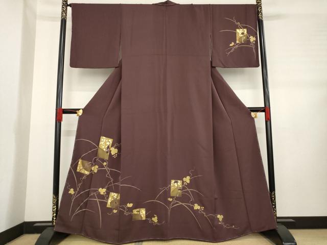 ■■■　サイズ　■■■ 身丈 162cm（肩から） 裄丈 67cm 袖丈 49cm　縫込み 6.5cm 袖幅 34.5cm 前幅 25cm 後幅 31cm 着物縫いこみ 内揚げ 6cm 裄 お袖側 約2.5cm　身頃側 約4cm ■■■　商品詳細　■■■ 【正絹】 状態は特に目立ったシミ汚れなどもなく大変良い状態です。 大変上質な逸品になります。 お安く出品致しますので、是非この機会にいかがでしょうか？ ■■■　注意事項　■■■ ■モニター発色の具合により色合いが異なる場合がございます。 ■寸法は多少の誤差が生じる場合がございますのでご了承ください。 ■縫込みの長さが左右非対称の場合は短い部分を記載しております。 左右非対称であってもご返品・お値引き等の保証は出来かねますので、ご了承の上ご購入をお願い致します。 ■シミ等のチェックには注意を払っておりますが、見落としがある場合もございますし、個人の見解も様々ですので神経質な方のご購入はお控えください。 ■箪笥に入っておりました着物や帯なので畳みシワや匂いがあるものもございます。 ■お休みは基本的に土日祝となりますが、その他臨時でお休みする場合がございますのでご了承ください。 ■商品の発送は平日のみの発送となります。 ■夜間と土曜、日曜日はお問い合わせの回答が遅れる場合がございます。 ■当店では、お直し、紋入れ、お手入れ等は承っておりません。 ■生地の状態（ヤケ、経年劣化等）によってはサイズ直しが出来ない場合がございます。 その点もどうかご了承のうえ、ご購入をお願いいたします。 ■弊社で取り扱う商品は一点ものにつき、時期や在庫状況に応じて金額が変更となる場合がございます。 ■検針は行っておりません。予めご了承いただきますようお願いいたします。 ■【洗える着物】と記載のある商品におきましては、商品お届け後に洗濯を行ってしまってからのご返品にはご対応しかねます。 念の為、専門店でのお手入れをお願いいたします。 ■着物のサイズ目安は下記を参考ください↓ ＜女性着物＞　お端折り次第で＋5cm　−1cmが着用可能サイズ 　例）身丈170cmの場合、身長160cm〜175cm ＜男性着物＞　身丈＋約25cm〜27cm程が適応身長 　例）身丈155cmの場合、身長180〜182cm