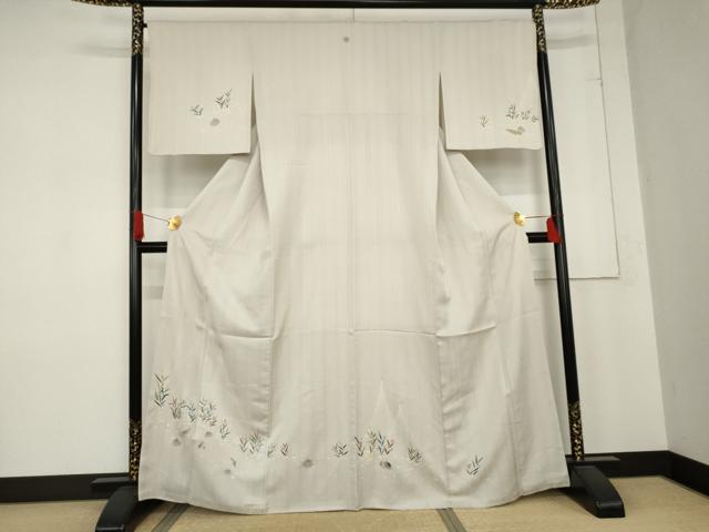 ■■■　サイズ　■■■ 身丈 164cm（肩から） 裄丈 68cm 袖丈 49cm　縫込み 5cm 袖幅 35cm 前幅 25cm 後幅 29.5cm 着物縫いこみ 内揚げ 8cm 裄 お袖側 約0cm　身頃側 約1cm ■■■　商品詳細　■■■ 【正絹・一つ紋】 状態は接写画像のように衿山・袖口・両袖に薄い汚れがございますが その他特に目立ったシミ汚れなどもなく大変良い状態です。 大変上質な逸品になります。 お安く出品致しますので、是非この機会にいかがでしょうか？ ■■■　注意事項　■■■ ■モニター発色の具合により色合いが異なる場合がございます。 ■寸法は多少の誤差が生じる場合がございますのでご了承ください。 ■縫込みの長さが左右非対称の場合は短い部分を記載しております。 左右非対称であってもご返品・お値引き等の保証は出来かねますので、ご了承の上ご購入をお願い致します。 ■シミ等のチェックには注意を払っておりますが、見落としがある場合もございますし、個人の見解も様々ですので神経質な方のご購入はお控えください。 ■箪笥に入っておりました着物や帯なので畳みシワや匂いがあるものもございます。 ■お休みは基本的に土日祝となりますが、その他臨時でお休みする場合がございますのでご了承ください。 ■商品の発送は平日のみの発送となります。 ■夜間と土曜、日曜日はお問い合わせの回答が遅れる場合がございます。 ■当店では、お直し、紋入れ、お手入れ等は承っておりません。 ■生地の状態（ヤケ、経年劣化等）によってはサイズ直しが出来ない場合がございます。 その点もどうかご了承のうえ、ご購入をお願いいたします。 ■弊社で取り扱う商品は一点ものにつき、時期や在庫状況に応じて金額が変更となる場合がございます。 ■検針は行っておりません。予めご了承いただきますようお願いいたします。 ■【洗える着物】と記載のある商品におきましては、商品お届け後に洗濯を行ってしまってからのご返品にはご対応しかねます。 念の為、専門店でのお手入れをお願いいたします。 ■着物のサイズ目安は下記を参考ください↓ ＜女性着物＞　お端折り次第で＋5cm　−1cmが着用可能サイズ 　例）身丈170cmの場合、身長160cm〜175cm ＜男性着物＞　身丈＋約25cm〜27cm程が適応身長 　例）身丈155cmの場合、身長180〜182cm