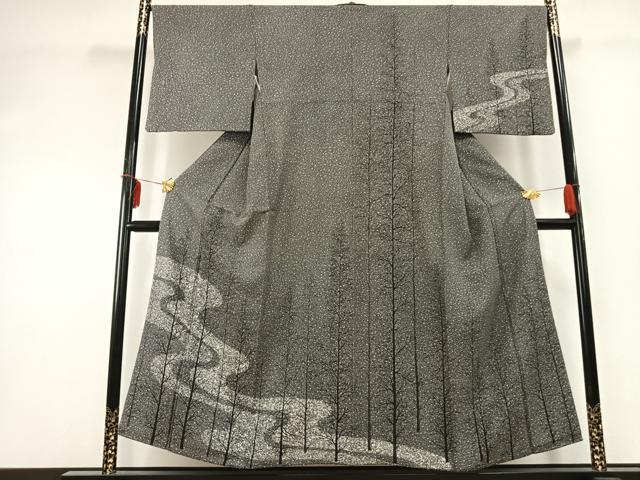 ■■■　サイズ　■■■ 身丈 151cm（肩から） 裄丈 68cm 袖丈 49cm　縫込み 5cm 袖幅 33cm 前幅 24cm 後幅 31cm 着物縫いこみ 内揚げ 11cm 裄 お袖側 約3cm　身頃側 約1cm ■■■　商品詳細　■■■ 【正絹】 状態は特に目立ったシミ汚れなどもなく大変良い状態です。 大変上質な逸品になります。 お安く出品致しますので、是非この機会にいかがでしょうか？ ■■■　注意事項　■■■ ■モニター発色の具合により色合いが異なる場合がございます。 ■寸法は多少の誤差が生じる場合がございますのでご了承ください。 ■縫込みの長さが左右非対称の場合は短い部分を記載しております。 左右非対称であってもご返品・お値引き等の保証は出来かねますので、ご了承の上ご購入をお願い致します。 ■シミ等のチェックには注意を払っておりますが、見落としがある場合もございますし、個人の見解も様々ですので神経質な方のご購入はお控えください。 ■箪笥に入っておりました着物や帯なので畳みシワや匂いがあるものもございます。 ■お休みは基本的に土日祝となりますが、その他臨時でお休みする場合がございますのでご了承ください。 ■商品の発送は平日のみの発送となります。 ■夜間と土曜、日曜日はお問い合わせの回答が遅れる場合がございます。 ■当店では、お直し、紋入れ、お手入れ等は承っておりません。 ■生地の状態（ヤケ、経年劣化等）によってはサイズ直しが出来ない場合がございます。 その点もどうかご了承のうえ、ご購入をお願いいたします。 ■弊社で取り扱う商品は一点ものにつき、時期や在庫状況に応じて金額が変更となる場合がございます。 ■検針は行っておりません。予めご了承いただきますようお願いいたします。 ■【洗える着物】と記載のある商品におきましては、商品お届け後に洗濯を行ってしまってからのご返品にはご対応しかねます。 念の為、専門店でのお手入れをお願いいたします。 ■着物のサイズ目安は下記を参考ください↓ ＜女性着物＞　お端折り次第で＋5cm　−1cmが着用可能サイズ 　例）身丈170cmの場合、身長160cm〜175cm ＜男性着物＞　身丈＋約25cm〜27cm程が適応身長 　例）身丈155cmの場合、身長180〜182cm