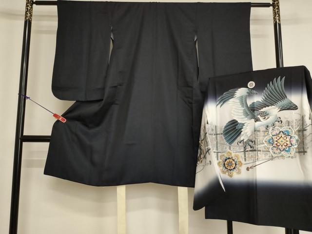 ■■■　サイズ　■■■ 【祝着】 身丈 106cm（肩から） 裄丈 54.5cm（肩上げ　0cm） 袖丈 58.5cm　縫込み 1.5cm 袖幅 30cm 前幅 18.5cm 後幅 25cm 着物縫いこみ 内揚げ 0cm （腰上げ　0cm） 裄 お袖側 約1cm　身頃側 約1cm 【羽織】 身丈 69cm（肩から） 裄丈 55.5cm（肩上げ　0cm） 袖丈 59cm　縫込み 1.5cm 袖幅 31cm 前幅 18.5cm 後幅 25cm （腰上げ　0cm） 裄 お袖側 約1cm　身頃側 約1cm ■■■　商品詳細　■■■ 着物【化繊・五つ紋】の状態は接写画像のように紐に穴がございますが その他特に目立ったシミ汚れなどもなく大変良い状態です。 羽織【化繊】の状態は接写画像のように表地所々・羽裏に色移りがございます。 お安く出品致しますので、是非この機会にいかがでしょうか？ ※ご自身で洗濯された場合の保証はできかねます。専門店にご相談ください。 ■■■　注意事項　■■■ ■モニター発色の具合により色合いが異なる場合がございます。 ■寸法は多少の誤差が生じる場合がございますのでご了承ください。 ■縫込みの長さが左右非対称の場合は短い部分を記載しております。 左右非対称であってもご返品・お値引き等の保証は出来かねますので、ご了承の上ご購入をお願い致します。 ■シミ等のチェックには注意を払っておりますが、見落としがある場合もございますし、個人の見解も様々ですので神経質な方のご購入はお控えください。 ■箪笥に入っておりました着物や帯なので畳みシワや匂いがあるものもございます。 ■お休みは基本的に土日祝となりますが、その他臨時でお休みする場合がございますのでご了承ください。 ■商品の発送は平日のみの発送となります。 ■夜間と土曜、日曜日はお問い合わせの回答が遅れる場合がございます。 ■当店では、お直し、紋入れ、お手入れ等は承っておりません。 ■生地の状態（ヤケ、経年劣化等）によってはサイズ直しが出来ない場合がございます。 その点もどうかご了承のうえ、ご購入をお願いいたします。 ■弊社で取り扱う商品は一点ものにつき、時期や在庫状況に応じて金額が変更となる場合がございます。 ■検針は行っておりません。予めご了承いただきますようお願いいたします。 ■【洗える着物】と記載のある商品におきましては、商品お届け後に洗濯を行ってしまってからのご返品にはご対応しかねます。 念の為、専門店でのお手入れをお願いいたします。 ■写真に写っている物が全てになります。それ以外の付属品はございませんのでご了承ください。 ■状態に関する写真につきましては、掲載可能な写真枚数に限りがあるため、各箇所につき1枚参考画像を掲載しております。 ■着物のサイズ目安は下記を参考ください↓ ＜女性着物＞　お端折り次第で＋5cm　−1cmが着用可能サイズ 　例）身丈170cmの場合、身長160cm〜175cm ＜男性着物＞　身丈＋約25cm〜27cm程が適応身長 　例）身丈155cmの場合、身長180〜182cm