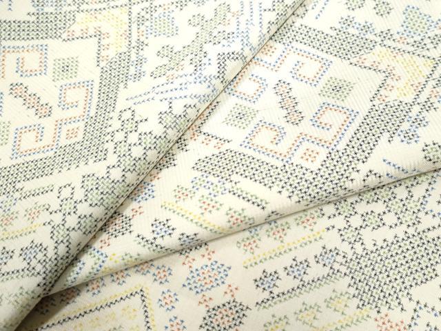 ■■■　サイズ　■■■ 身丈 163cm（肩から） 裄丈 67.5cm 袖丈 48cm　縫込み 3cm 袖幅 35cm 前幅 23cm 後幅 29cm 着物縫いこみ 内揚げ 1.5cm 裄 お袖側 約1cm　身頃側 約1cm ■■■　商品詳細　■■■ 【正絹】 状態は特に目立ったシミ汚れなどもなく大変良い状態です。 大変上質な逸品になります。 お安く出品致しますので、是非この機会にいかがでしょうか？ ■■■　注意事項　■■■ ■モニター発色の具合により色合いが異なる場合がございます。 ■寸法は多少の誤差が生じる場合がございますのでご了承ください。 ■縫込みの長さが左右非対称の場合は短い部分を記載しております。 左右非対称であってもご返品・お値引き等の保証は出来かねますので、ご了承の上ご購入をお願い致します。 ■シミ等のチェックには注意を払っておりますが、見落としがある場合もございますし、個人の見解も様々ですので神経質な方のご購入はお控えください。 ■箪笥に入っておりました着物や帯なので畳みシワや匂いがあるものもございます。 ■お休みは基本的に土日祝となりますが、その他臨時でお休みする場合がございますのでご了承ください。 ■商品の発送は平日のみの発送となります。 ■夜間と土曜、日曜日はお問い合わせの回答が遅れる場合がございます。 ■当店では、お直し、紋入れ、お手入れ等は承っておりません。 ■生地の状態（ヤケ、経年劣化等）によってはサイズ直しが出来ない場合がございます。 その点もどうかご了承のうえ、ご購入をお願いいたします。 ■弊社で取り扱う商品は一点ものにつき、時期や在庫状況に応じて金額が変更となる場合がございます。 ■検針は行っておりません。予めご了承いただきますようお願いいたします。 ■【洗える着物】と記載のある商品におきましては、商品お届け後に洗濯を行ってしまってからのご返品にはご対応しかねます。 念の為、専門店でのお手入れをお願いいたします。 ■着物のサイズ目安は下記を参考ください↓ ＜女性着物＞　お端折り次第で＋5cm　−1cmが着用可能サイズ 　例）身丈170cmの場合、身長160cm〜175cm ＜男性着物＞　身丈＋約25cm〜27cm程が適応身長 　例）身丈155cmの場合、身長180〜182cm