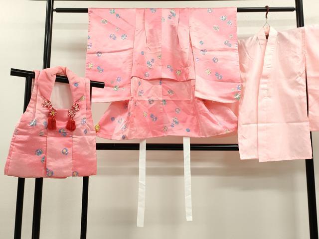■■■　サイズ　■■■ 【祝着】 身丈 75cm（肩から） 裄丈 41.5cm（肩上げ　2cm） 袖丈 54.5cm　縫込み 2.5cm 袖幅 26.5cm 前幅 15cm 後幅 20cm 着物縫いこみ 内揚げ 0cm （腰上げ　6.5cm） 裄 お袖側 約1.5cm　身頃側 約1cm 【被布】 身丈 48cm（肩から） 裄丈 12.5cm（肩上げ　2.5cm） 【長襦袢】 身丈 69cm（肩から） 裄丈 44.5cm（肩上げ　0cm） 袖丈 55cm　縫込み 1cm 袖幅 26cm 前幅 23.5cm 後幅 18.5cm 着物縫いこみ 内揚げ 0cm （腰上げ　0cm） 裄 お袖側 約1cm　身頃側 約0cm ■■■　商品詳細　■■■ 着物【化繊】の状態は接写画像のように後身頃・下前・右袖前・重ね衿に薄い汚れがございますが その他特に目立ったシミ汚れなどもなく大変良い状態です。 被布【化繊】の状態は特に目立ったシミ汚れなどもなく大変良い状態です。 長襦袢【化繊・単衣】の状態は接写画像のように衿裏に薄い汚れがございますが その他表地は特に目立ったシミ汚れなどもなく大変良い状態です。 大変上質な逸品になります。 お安く出品致しますので、是非この機会にいかがでしょうか？ ※タグにペン書きがございます。 ※長襦袢は大名袖になっております。 ■■■　注意事項　■■■ ■モニター発色の具合により色合いが異なる場合がございます。 ■寸法は多少の誤差が生じる場合がございますのでご了承ください。 ■縫込みの長さが左右非対称の場合は短い部分を記載しております。 左右非対称であってもご返品・お値引き等の保証は出来かねますので、ご了承の上ご購入をお願い致します。 ■シミ等のチェックには注意を払っておりますが、見落としがある場合もございますし、個人の見解も様々ですので神経質な方のご購入はお控えください。 ■箪笥に入っておりました着物や帯なので畳みシワや匂いがあるものもございます。 ■お休みは基本的に土日祝となりますが、その他臨時でお休みする場合がございますのでご了承ください。 ■商品の発送は平日のみの発送となります。 ■夜間と土曜、日曜日はお問い合わせの回答が遅れる場合がございます。 ■当店では、お直し、紋入れ、お手入れ等は承っておりません。 ■生地の状態（ヤケ、経年劣化等）によってはサイズ直しが出来ない場合がございます。 その点もどうかご了承のうえ、ご購入をお願いいたします。 ■弊社で取り扱う商品は一点ものにつき、時期や在庫状況に応じて金額が変更となる場合がございます。 ■検針は行っておりません。予めご了承いただきますようお願いいたします。 ■【洗える着物】と記載のある商品におきましては、商品お届け後に洗濯を行ってしまってからのご返品にはご対応しかねます。 念の為、専門店でのお手入れをお願いいたします。 ■着物のサイズ目安は下記を参考ください↓ ＜女性着物＞　お端折り次第で＋5cm　−1cmが着用可能サイズ 　例）身丈170cmの場合、身長160cm〜175cm ＜男性着物＞　身丈＋約25cm〜27cm程が適応身長 　例）身丈155cmの場合、身長180〜182cm