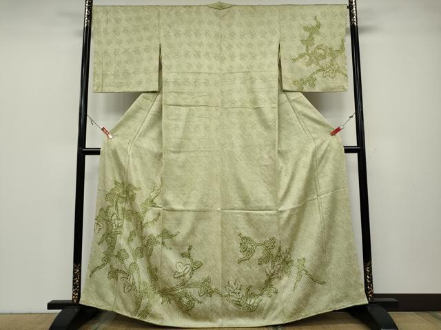 ■■■　サイズ　■■■ 身丈 163cm（肩から） 裄丈 66.5cm 袖丈 48cm　縫込み 6cm 袖幅 34.5cm 前幅 24.5cm 後幅 29.5cm 着物縫いこみ 内揚げ 4cm 裄 お袖側 約1cm　身頃側 約0cm ■■■　商品詳細　■■■ 【正絹・カラー胴裏：柳茶色】 状態は接写画像のように表地所々・衿山に薄い汚れ・ヤケがございます。 大変上質な逸品になりますのでぜひお手入れをされてお召しになられてはいかがでしょうか。 お安く出品致しますので、是非この機会にいかがでしょうか？ ■■■　注意事項　■■■ ■モニター発色の具合により色合いが異なる場合がございます。 ■寸法は多少の誤差が生じる場合がございますのでご了承ください。 ■縫込みの長さが左右非対称の場合は短い部分を記載しております。 左右非対称であってもご返品・お値引き等の保証は出来かねますので、ご了承の上ご購入をお願い致します。 ■シミ等のチェックには注意を払っておりますが、見落としがある場合もございますし、個人の見解も様々ですので神経質な方のご購入はお控えください。 ■箪笥に入っておりました着物や帯なので畳みシワや匂いがあるものもございます。 ■お休みは基本的に土日祝となりますが、その他臨時でお休みする場合がございますのでご了承ください。 ■商品の発送は平日のみの発送となります。 ■夜間と土曜、日曜日はお問い合わせの回答が遅れる場合がございます。 ■当店では、お直し、紋入れ、お手入れ等は承っておりません。 ■生地の状態（ヤケ、経年劣化等）によってはサイズ直しが出来ない場合がございます。 その点もどうかご了承のうえ、ご購入をお願いいたします。 ■弊社で取り扱う商品は一点ものにつき、時期や在庫状況に応じて金額が変更となる場合がございます。 ■検針は行っておりません。予めご了承いただきますようお願いいたします。 ■【洗える着物】と記載のある商品におきましては、商品お届け後に洗濯を行ってしまってからのご返品にはご対応しかねます。 念の為、専門店でのお手入れをお願いいたします。 ■着物のサイズ目安は下記を参考ください↓ ＜女性着物＞　お端折り次第で＋5cm　−1cmが着用可能サイズ 　例）身丈170cmの場合、身長160cm〜175cm ＜男性着物＞　身丈＋約25cm〜27cm程が適応身長 　例）身丈155cmの場合、身長180〜182cm