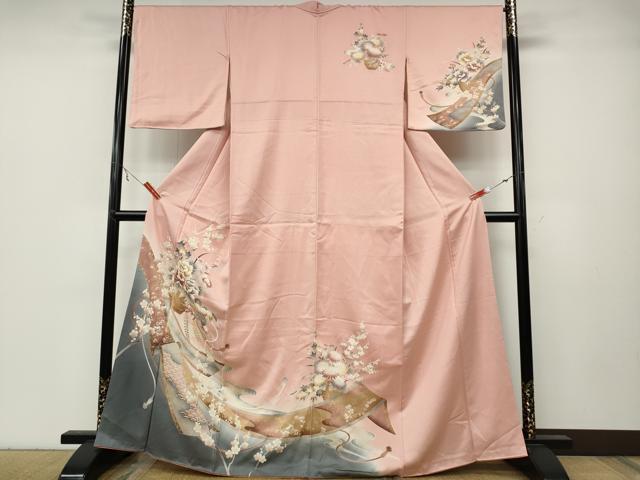 ■■■　サイズ　■■■ 身丈 165cm（肩から） 裄丈 67cm 袖丈 48cm　縫込み 7cm 袖幅 35cm 前幅 24cm 後幅 30.5cm 着物縫いこみ 内揚げ 3cm 裄 お袖側 約0cm　身頃側 約3cm ■■■　商品詳細　■■■ 【正絹】 状態は特に目立ったシミ汚れなどもなく大変良い状態です。 大変上質な逸品になります。 お安く出品致しますので、是非この機会にいかがでしょうか？ ■■■　注意事項　■■■ ■モニター発色の具合により色合いが異なる場合がございます。 ■寸法は多少の誤差が生じる場合がございますのでご了承ください。 ■縫込みの長さが左右非対称の場合は短い部分を記載しております。 左右非対称であってもご返品・お値引き等の保証は出来かねますので、ご了承の上ご購入をお願い致します。 ■シミ等のチェックには注意を払っておりますが、見落としがある場合もございますし、個人の見解も様々ですので神経質な方のご購入はお控えください。 ■箪笥に入っておりました着物や帯なので畳みシワや匂いがあるものもございます。 ■お休みは基本的に土日祝となりますが、その他臨時でお休みする場合がございますのでご了承ください。 ■商品の発送は平日のみの発送となります。 ■夜間と土曜、日曜日はお問い合わせの回答が遅れる場合がございます。 ■当店では、お直し、紋入れ、お手入れ等は承っておりません。 ■生地の状態（ヤケ、経年劣化等）によってはサイズ直しが出来ない場合がございます。 その点もどうかご了承のうえ、ご購入をお願いいたします。 ■弊社で取り扱う商品は一点ものにつき、時期や在庫状況に応じて金額が変更となる場合がございます。 ■検針は行っておりません。予めご了承いただきますようお願いいたします。 ■【洗える着物】と記載のある商品におきましては、商品お届け後に洗濯を行ってしまってからのご返品にはご対応しかねます。 念の為、専門店でのお手入れをお願いいたします。 ■着物のサイズ目安は下記を参考ください↓ ＜女性着物＞　お端折り次第で＋5cm　−1cmが着用可能サイズ 　例）身丈170cmの場合、身長160cm〜175cm ＜男性着物＞　身丈＋約25cm〜27cm程が適応身長 　例）身丈155cmの場合、身長180〜182cm