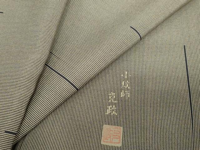 ■■■　サイズ　■■■ 身丈 161.5cm（肩から） 裄丈 65cm 袖丈 49cm　縫込み 6cm 袖幅 33cm 前幅 24cm 後幅 29.5cm 着物縫いこみ 内揚げ 6cm 裄 お袖側 約3cm　身頃側 約2cm ■■■　商品詳細　■■■ 【正絹】 状態は接写画像のように上前おくみ・上前・後身頃・衿・両袖前後に薄い汚れがございますが その他特に目立ったシミ汚れなどもなく大変良い状態です。 大変上質な逸品になります。 お安く出品致しますので、是非この機会にいかがでしょうか？ ■■■　注意事項　■■■ ■モニター発色の具合により色合いが異なる場合がございます。 ■寸法は多少の誤差が生じる場合がございますのでご了承ください。 ■縫込みの長さが左右非対称の場合は短い部分を記載しております。 左右非対称であってもご返品・お値引き等の保証は出来かねますので、ご了承の上ご購入をお願い致します。 ■シミ等のチェックには注意を払っておりますが、見落としがある場合もございますし、個人の見解も様々ですので神経質な方のご購入はお控えください。 ■箪笥に入っておりました着物や帯なので畳みシワや匂いがあるものもございます。 ■お休みは基本的に土日祝となりますが、その他臨時でお休みする場合がございますのでご了承ください。 ■商品の発送は平日のみの発送となります。 ■夜間と土曜、日曜日はお問い合わせの回答が遅れる場合がございます。 ■当店では、お直し、紋入れ、お手入れ等は承っておりません。 ■生地の状態（ヤケ、経年劣化等）によってはサイズ直しが出来ない場合がございます。 その点もどうかご了承のうえ、ご購入をお願いいたします。 ■弊社で取り扱う商品は一点ものにつき、時期や在庫状況に応じて金額が変更となる場合がございます。 ■検針は行っておりません。予めご了承いただきますようお願いいたします。 ■【洗える着物】と記載のある商品におきましては、商品お届け後に洗濯を行ってしまってからのご返品にはご対応しかねます。 念の為、専門店でのお手入れをお願いいたします。 ■着物のサイズ目安は下記を参考ください↓ ＜女性着物＞　お端折り次第で＋5cm　−1cmが着用可能サイズ 　例）身丈170cmの場合、身長160cm〜175cm ＜男性着物＞　身丈＋約25cm〜27cm程が適応身長 　例）身丈155cmの場合、身長180〜182cm