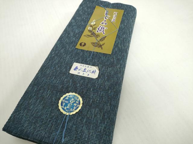 ■■■　サイズ　■■■ 長さ　　着尺分あり 幅　　　約36cm ■■■　商品詳細　■■■ 【綿・未使用】 状態は特に目立ったシミ汚れなどもなく大変良い状態です。 徳島県の伝統的な綿織物で、 国によって伝統的工芸品に指定されている阿波しじら織。 かつて徳島藩では庶民の絹織物の着用が禁じられており、 綿織物をよりお洒落に楽しみたいという人々の思いから生まれた織物です。 経糸の伸縮性を利用した、独特のしぼのある風合いが 素朴な魅力に満ちていて、なんといっても先染め糸で 織り表された柄が気取らないお洒落さを感じさせます。 また、木綿の肌触りも大変優しくさらさらしており、 吸湿性に優れていますので蒸れずに快適な着物姿を楽しめます。 大変上質な逸品になります。 お安く出品致しますので、是非この機会にいかがでしょうか？ ■■■　注意事項　■■■ ■モニター発色の具合により色合いが異なる場合がございます。 ■寸法は多少の誤差が生じる場合がございますのでご了承ください。 ■縫込みの長さが左右非対称の場合は短い部分を記載しております。 左右非対称であってもご返品・お値引き等の保証は出来かねますので、ご了承の上ご購入をお願い致します。 ■シミ等のチェックには注意を払っておりますが、見落としがある場合もございますし、個人の見解も様々ですので神経質な方のご購入はお控えください。 ■箪笥に入っておりました着物や帯なので畳みシワや匂いがあるものもございます。 ■お休みは基本的に土日祝となりますが、その他臨時でお休みする場合がございますのでご了承ください。 ■商品の発送は平日のみの発送となります。 ■夜間と土曜、日曜日はお問い合わせの回答が遅れる場合がございます。 ■当店では、お直し、紋入れ、お手入れ等は承っておりません。 ■生地の状態（ヤケ、経年劣化等）によってはサイズ直しが出来ない場合がございます。 その点もどうかご了承のうえ、ご購入をお願いいたします。 ■弊社で取り扱う商品は一点ものにつき、時期や在庫状況に応じて金額が変更となる場合がございます。 ■検針は行っておりません。予めご了承いただきますようお願いいたします。 ■【洗える着物】と記載のある商品におきましては、商品お届け後に洗濯を行ってしまってからのご返品にはご対応しかねます。 念の為、専門店でのお手入れをお願いいたします。 ■写真に写っている物が全てになります。それ以外の付属品はございませんのでご了承ください。 ■状態に関する写真につきましては、掲載可能な写真枚数に限りがあるため、各箇所につき1枚参考画像を掲載しております。 ■着物のサイズ目安は下記を参考ください↓ ＜女性着物＞　お端折り次第で＋5cm　－1cmが着用可能サイズ 　例）身丈170cmの場合、身長160cm～175cm ＜男性着物＞　身丈＋約25cm～27cm程が適応身長 　例）身丈155cmの場合、身長180～182cm