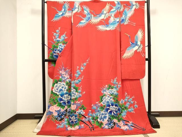 ■■■　サイズ　■■■ 身丈 182cm（肩から） 裄丈 64.5cm 袖丈 105.5cm　縫込み 2.5cm 袖幅 32cm 前幅 24cm 後幅 30.5cm 着物縫いこみ 内揚げ 0cm 裄 お袖側 約1cm　身頃側 約1.5cm ■■■　商品詳細　■■■ 【正絹・比翼仕立て】 状態は接写画像のように表地所々・両袖前後・比翼・衿裏・比翼衿に薄い汚れ、上前にスレがございます。 大変上質な逸品になりますのでぜひお手入れをされてお召しになられてはいかがでしょうか。 お安く出品致しますので、是非この機会にいかがでしょうか？ ■■■　注意事項　■■■ ■モニター発色の具合により色合いが異なる場合がございます。 ■寸法は多少の誤差が生じる場合がございますのでご了承ください。 ■縫込みの長さが左右非対称の場合は短い部分を記載しております。 左右非対称であってもご返品・お値引き等の保証は出来かねますので、ご了承の上ご購入をお願い致します。 ■シミ等のチェックには注意を払っておりますが、見落としがある場合もございますし、個人の見解も様々ですので神経質な方のご購入はお控えください。 ■汚れやシミの種類につきましては、専門ではない為、正確な判別が難しく商品説明では種類を特定せず、汚れやシミと記載させております。 恐れ入りますが、ご了承くださいますようお願い申し上げます。 ■箪笥に入っておりました着物や帯なので畳みシワや匂いがあるものもございます。 ■お休みは基本的に土日祝となりますが、その他臨時でお休みする場合がございますのでご了承ください。 ■商品の発送は平日のみの発送となります。 ■夜間と土曜、日曜日はお問い合わせの回答が遅れる場合がございます。 ■当店では、お直し、紋入れ、お手入れ等は承っておりません。 ■生地の状態（ヤケ、経年劣化等）によってはサイズ直しが出来ない場合がございます。 その点もどうかご了承のうえ、ご購入をお願いいたします。 ■弊社で取り扱う商品は一点ものにつき、時期や在庫状況に応じて金額が変更となる場合がございます。 ■検針は行っておりません。予めご了承いただきますようお願いいたします。 ■【洗える着物】と記載のある商品におきましては、商品お届け後に洗濯を行ってしまってからのご返品にはご対応しかねます。 念の為、専門店でのお手入れをお願いいたします。 ■写真に写っている物が全てになります。それ以外の付属品はございませんのでご了承ください。 ■状態に関する写真につきましては、掲載可能な写真枚数に限りがあるため、各箇所につき1枚参考画像を掲載しております。 ■着物のサイズ目安は下記を参考ください↓ ＜女性着物＞　お端折り次第で＋5cm　−1cmが着用可能サイズ 　例）身丈170cmの場合、身長160cm〜175cm ＜男性着物＞　身丈＋約25cm〜27cm程が適応身長 　例）身丈155cmの場合、身長180〜182cm