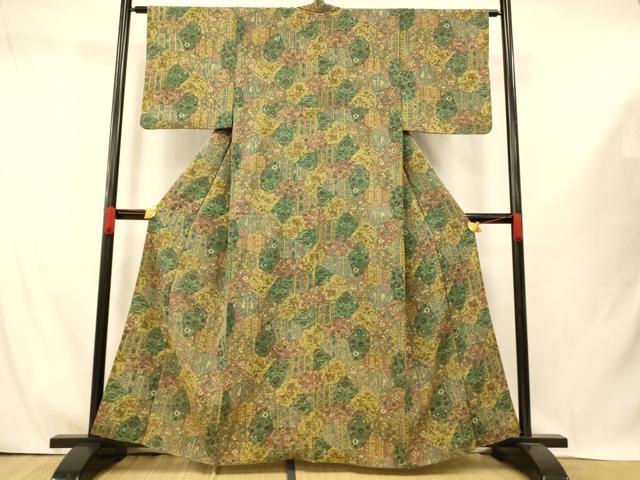 ■■■　サイズ　■■■ 身丈 160cm（肩から） 裄丈 62cm 袖丈 49cm　縫込み 3.5cm 袖幅 32cm 前幅 25cm 後幅 31cm 着物縫いこみ 内揚げ 3cm 裄 お袖側 約2cm　身頃側 約3cm ■■■　商品詳細　■■■ 【正絹・バチ衿】 状態は画像を添付しておりますので、そちらをご確認下さいますよう宜しくお願い致します。 大変上質な逸品になります。 お安く出品致しますので、是非この機会にいかがでしょうか？ ■■■　注意事項　■■■ ■モニター発色の具合により色合いが異なる場合がございます。 ■寸法は多少の誤差が生じる場合がございますのでご了承ください。 ■縫込みの長さが左右非対称の場合は短い部分を記載しております。 左右非対称であってもご返品・お値引き等の保証は出来かねますので、ご了承の上ご購入をお願い致します。 ■シミ等のチェックには注意を払っておりますが、見落としがある場合もございますし、個人の見解も様々ですので神経質な方のご購入はお控えください。 ■箪笥に入っておりました着物や帯なので畳みシワや匂いがあるものもございます。 ■お休みは基本的に土日祝となりますが、その他臨時でお休みする場合がございますのでご了承ください。 ■商品の発送は平日のみの発送となります。 ■夜間と土曜、日曜日はお問い合わせの回答が遅れる場合がございます。 ■当店では、お直し、紋入れ、お手入れ等は承っておりません。 ■生地の状態（ヤケ、経年劣化等）によってはサイズ直しが出来ない場合がございます。 その点もどうかご了承のうえ、ご購入をお願いいたします。 ■弊社で取り扱う商品は一点ものにつき、時期や在庫状況に応じて金額が変更となる場合がございます。 ■検針は行っておりません。予めご了承いただきますようお願いいたします。 ■【洗える着物】と記載のある商品におきましては、商品お届け後に洗濯を行ってしまってからのご返品にはご対応しかねます。 念の為、専門店でのお手入れをお願いいたします。 ■写真に写っている物が全てになります。それ以外の付属品はございませんのでご了承ください。 ■状態に関する写真につきましては、掲載可能な写真枚数に限りがあるため、各箇所につき1枚参考画像を掲載しております。 ■着物のサイズ目安は下記を参考ください↓ ＜女性着物＞　お端折り次第で＋5cm　−1cmが着用可能サイズ 　例）身丈170cmの場合、身長160cm〜175cm ＜男性着物＞　身丈＋約25cm〜27cm程が適応身長 　例）身丈155cmの場合、身長180〜182cm