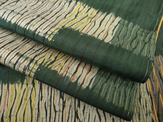 ■■■　サイズ　■■■ 身丈 162cm（肩から） 裄丈 66cm 袖丈 49cm　縫込み 4.5cm 袖幅 33cm 前幅 24.5cm 後幅 30cm 着物縫いこみ 内揚げ 2cm 裄 お袖側 約3cm　身頃側 約2cm ■■■　商品詳細　■■■ 【正絹】 状態は特に目立ったシミ汚れなどもなく大変良い状態です。 大変上質な逸品になります。 お安く出品致しますので、是非この機会にいかがでしょうか？ ■■■　注意事項　■■■ ■モニター発色の具合により色合いが異なる場合がございます。 ■寸法は多少の誤差が生じる場合がございますのでご了承ください。 ■縫込みの長さが左右非対称の場合は短い部分を記載しております。 左右非対称であってもご返品・お値引き等の保証は出来かねますので、ご了承の上ご購入をお願い致します。 ■シミ等のチェックには注意を払っておりますが、見落としがある場合もございますし、個人の見解も様々ですので神経質な方のご購入はお控えください。 ■箪笥に入っておりました着物や帯なので畳みシワや匂いがあるものもございます。 ■お休みは基本的に土日祝となりますが、その他臨時でお休みする場合がございますのでご了承ください。 ■商品の発送は平日のみの発送となります。 ■夜間と土曜、日曜日はお問い合わせの回答が遅れる場合がございます。 ■当店では、お直し、紋入れ、お手入れ等は承っておりません。 ■生地の状態（ヤケ、経年劣化等）によってはサイズ直しが出来ない場合がございます。 その点もどうかご了承のうえ、ご購入をお願いいたします。 ■弊社で取り扱う商品は一点ものにつき、時期や在庫状況に応じて金額が変更となる場合がございます。 ■検針は行っておりません。予めご了承いただきますようお願いいたします。 ■【洗える着物】と記載のある商品におきましては、商品お届け後に洗濯を行ってしまってからのご返品にはご対応しかねます。 念の為、専門店でのお手入れをお願いいたします。 ■着物のサイズ目安は下記を参考ください↓ ＜女性着物＞　お端折り次第で＋5cm　−1cmが着用可能サイズ 　例）身丈170cmの場合、身長160cm〜175cm ＜男性着物＞　身丈＋約25cm〜27cm程が適応身長 　例）身丈155cmの場合、身長180〜182cm