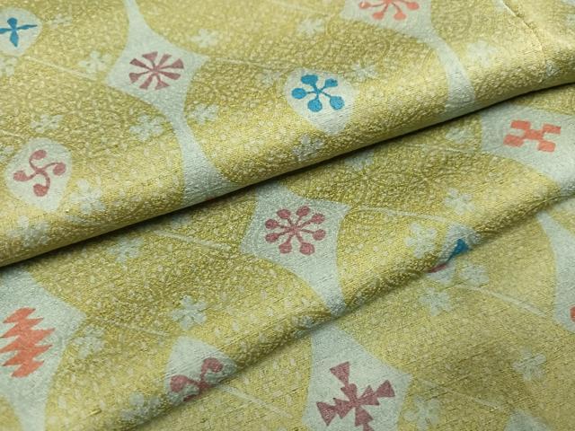 ■■■　サイズ　■■■ 身丈 156cm（肩から） 裄丈 64.5cm 袖丈 44cm　縫込み 4.5cm 袖幅 33cm 前幅 23.5cm 後幅 28cm 着物縫いこみ 内揚げ 6cm 裄 お袖側 約2cm　身頃側 約2cm ■■■　商品詳細　■■■ 【正絹】 状態は接写画像のように表地所々に薄い焼け、衿山に薄い汚れがございます。 大変上質な逸品になりますのでぜひお手入れをされてお召しになられてはいかがでしょうか。 お安く出品致しますので、是非この機会にいかがでしょうか？ ■■■　注意事項　■■■ ■モニター発色の具合により色合いが異なる場合がございます。 ■寸法は多少の誤差が生じる場合がございますのでご了承ください。 ■縫込みの長さが左右非対称の場合は短い部分を記載しております。 左右非対称であってもご返品・お値引き等の保証は出来かねますので、ご了承の上ご購入をお願い致します。 ■シミ等のチェックには注意を払っておりますが、見落としがある場合もございますし、個人の見解も様々ですので神経質な方のご購入はお控えください。 ■箪笥に入っておりました着物や帯なので畳みシワや匂いがあるものもございます。 ■お休みは基本的に土日祝となりますが、その他臨時でお休みする場合がございますのでご了承ください。 ■商品の発送は平日のみの発送となります。 ■夜間と土曜、日曜日はお問い合わせの回答が遅れる場合がございます。 ■当店では、お直し、紋入れ、お手入れ等は承っておりません。 ■生地の状態（ヤケ、経年劣化等）によってはサイズ直しが出来ない場合がございます。 その点もどうかご了承のうえ、ご購入をお願いいたします。 ■弊社で取り扱う商品は一点ものにつき、時期や在庫状況に応じて金額が変更となる場合がございます。 ■検針は行っておりません。予めご了承いただきますようお願いいたします。 ■【洗える着物】と記載のある商品におきましては、商品お届け後に洗濯を行ってしまってからのご返品にはご対応しかねます。 念の為、専門店でのお手入れをお願いいたします。 ■着物のサイズ目安は下記を参考ください↓ ＜女性着物＞　お端折り次第で＋5cm　−1cmが着用可能サイズ 　例）身丈170cmの場合、身長160cm〜175cm ＜男性着物＞　身丈＋約25cm〜27cm程が適応身長 　例）身丈155cmの場合、身長180〜182cm