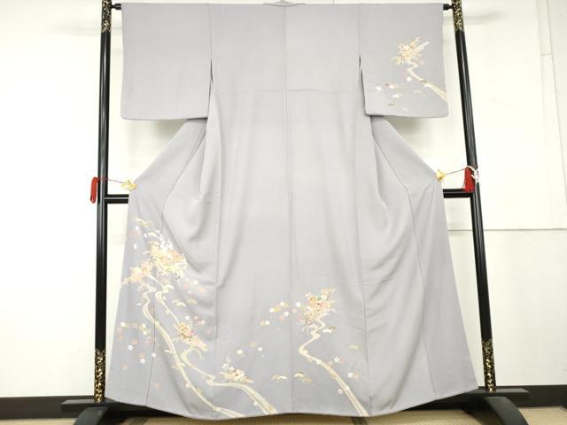 ■■■　サイズ　■■■ 身丈 159.5cm（肩から） 裄丈 64cm 袖丈 49.5cm　縫込み 2.5cm 袖幅 33.5cm 前幅 24cm 後幅 28cm 着物縫いこみ 内揚げ 9cm 裄 お袖側 約2.5cm　身頃側 約4.5cm ■■■　商品詳細　■■■ 【正絹】 状態は特に目立ったシミ汚れなどもなく大変良い状態です。 大変上質な逸品になります。 お安く出品致しますので、是非この機会にいかがでしょうか？ ■■■　注意事項　■■■ ■モニター発色の具合により色合いが異なる場合がございます。 ■寸法は多少の誤差が生じる場合がございますのでご了承ください。 ■縫込みの長さが左右非対称の場合は短い部分を記載しております。 左右非対称であってもご返品・お値引き等の保証は出来かねますので、ご了承の上ご購入をお願い致します。 ■シミ等のチェックには注意を払っておりますが、見落としがある場合もございますし、個人の見解も様々ですので神経質な方のご購入はお控えください。 ■箪笥に入っておりました着物や帯なので畳みシワや匂いがあるものもございます。 ■お休みは基本的に土日祝となりますが、その他臨時でお休みする場合がございますのでご了承ください。 ■商品の発送は平日のみの発送となります。 ■夜間と土曜、日曜日はお問い合わせの回答が遅れる場合がございます。 ■当店では、お直し、紋入れ、お手入れ等は承っておりません。 ■生地の状態（ヤケ、経年劣化等）によってはサイズ直しが出来ない場合がございます。 その点もどうかご了承のうえ、ご購入をお願いいたします。 ■弊社で取り扱う商品は一点ものにつき、時期や在庫状況に応じて金額が変更となる場合がございます。 ■検針は行っておりません。予めご了承いただきますようお願いいたします。 ■【洗える着物】と記載のある商品におきましては、商品お届け後に洗濯を行ってしまってからのご返品にはご対応しかねます。 念の為、専門店でのお手入れをお願いいたします。 ■写真に写っている物が全てになります。それ以外の付属品はございませんのでご了承ください。 ■状態に関する写真につきましては、掲載可能な写真枚数に限りがあるため、各箇所につき1枚参考画像を掲載しております。 ■着物のサイズ目安は下記を参考ください↓ ＜女性着物＞　お端折り次第で＋5cm　−1cmが着用可能サイズ 　例）身丈170cmの場合、身長160cm〜175cm ＜男性着物＞　身丈＋約25cm〜27cm程が適応身長 　例）身丈155cmの場合、身長180〜182cm