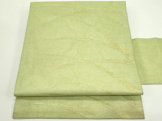 ■■■　サイズ　■■■ 長さ 350cm 幅 30cm程 ■■■　商品詳細　■■■ 【正絹】 状態は接写画像のように 前柄・胴回り・裏地に薄い汚れがございますが その他特に目立ったシミ汚れなどもなく大変良い状態です。 大変上質な逸品になります。 お安く出品致しますので、是非この機会にいかがでしょうか？ ■■■　注意事項　■■■ ■モニター発色の具合により色合いが異なる場合がございます。 ■寸法は多少の誤差が生じる場合がございますのでご了承ください。 ■縫込みの長さが左右非対称の場合は短い部分を記載しております。 左右非対称であってもご返品・お値引き等の保証は出来かねますので、ご了承の上ご購入をお願い致します。 ■シミ等のチェックには注意を払っておりますが、見落としがある場合もございますし、個人の見解も様々ですので神経質な方のご購入はお控えください。 ■箪笥に入っておりました着物や帯なので畳みシワや匂いがあるものもございます。 ■お休みは基本的に土日祝となりますが、その他臨時でお休みする場合がございますのでご了承ください。 ■商品の発送は平日のみの発送となります。 ■夜間と土曜、日曜日はお問い合わせの回答が遅れる場合がございます。 ■当店では、お直し、紋入れ、お手入れ等は承っておりません。 ■生地の状態（ヤケ、経年劣化等）によってはサイズ直しが出来ない場合がございます。 その点もどうかご了承のうえ、ご購入をお願いいたします。 ■弊社で取り扱う商品は一点ものにつき、時期や在庫状況に応じて金額が変更となる場合がございます。 ■検針は行っておりません。予めご了承いただきますようお願いいたします。 ■【洗える着物】と記載のある商品におきましては、商品お届け後に洗濯を行ってしまってからのご返品にはご対応しかねます。 念の為、専門店でのお手入れをお願いいたします。 ■写真に写っている物が全てになります。それ以外の付属品はございませんのでご了承ください。 ■状態に関する写真につきましては、掲載可能な写真枚数に限りがあるため、各箇所につき1枚参考画像を掲載しております。 ■着物のサイズ目安は下記を参考ください↓ ＜女性着物＞　お端折り次第で＋5cm　－1cmが着用可能サイズ 　例）身丈170cmの場合、身長160cm～175cm ＜男性着物＞　身丈＋約25cm～27cm程が適応身長 　例）身丈155cmの場合、身長180～182cm
