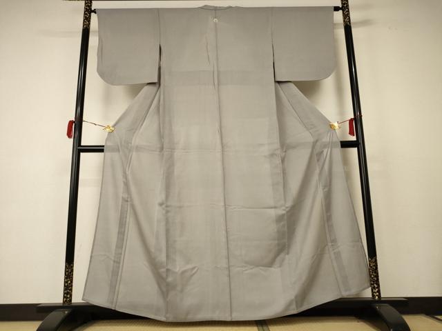 ■■■　サイズ　■■■ 身丈 159cm（肩から） 裄丈 63.5cm 袖丈 45cm　縫込み 5cm 袖幅 33cm 前幅 25cm 後幅 29.5cm 着物縫いこみ 内揚げ 6cm 裄 お袖側 約2cm　身頃側 約2.5cm ■■■　商品詳細　■■■ 【正絹・一つ紋】 状態は接写画像のように上前おくみ・上前・後身頃・下前・衿山・両袖に薄い汚れがございます。 大変上質な逸品になります。 お安く出品致しますので、是非この機会にいかがでしょうか？ ■■■　注意事項　■■■ ■モニター発色の具合により色合いが異なる場合がございます。 ■寸法は多少の誤差が生じる場合がございますのでご了承ください。 ■縫込みの長さが左右非対称の場合は短い部分を記載しております。 左右非対称であってもご返品・お値引き等の保証は出来かねますので、ご了承の上ご購入をお願い致します。 ■シミ等のチェックには注意を払っておりますが、見落としがある場合もございますし、個人の見解も様々ですので神経質な方のご購入はお控えください。 ■箪笥に入っておりました着物や帯なので畳みシワや匂いがあるものもございます。 ■お休みは基本的に土日祝となりますが、その他臨時でお休みする場合がございますのでご了承ください。 ■商品の発送は平日のみの発送となります。 ■夜間と土曜、日曜日はお問い合わせの回答が遅れる場合がございます。 ■当店では、お直し、紋入れ、お手入れ等は承っておりません。 ■生地の状態（ヤケ、経年劣化等）によってはサイズ直しが出来ない場合がございます。 その点もどうかご了承のうえ、ご購入をお願いいたします。 ■弊社で取り扱う商品は一点ものにつき、時期や在庫状況に応じて金額が変更となる場合がございます。 ■検針は行っておりません。予めご了承いただきますようお願いいたします。 ■【洗える着物】と記載のある商品におきましては、商品お届け後に洗濯を行ってしまってからのご返品にはご対応しかねます。 念の為、専門店でのお手入れをお願いいたします。 ■着物のサイズ目安は下記を参考ください↓ ＜女性着物＞　お端折り次第で＋5cm　−1cmが着用可能サイズ 　例）身丈170cmの場合、身長160cm〜175cm ＜男性着物＞　身丈＋約25cm〜27cm程が適応身長 　例）身丈155cmの場合、身長180〜182cm