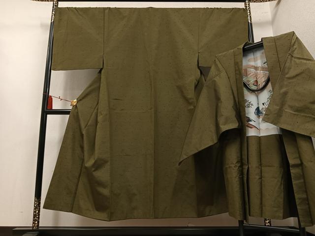 ■■■　サイズ　■■■ 【着物】 身丈 144cm（肩から） 裄丈 71cm 袖丈 48.5cm　縫込み 0cm 袖幅 35.5cm 前幅 26.5cm 後幅 31cm 着物縫いこみ 内揚げ 2.5cm 裄 お袖側 約1cm　身頃側 約1cm 【羽織】 身丈 92cm（肩から） 裄丈 71cm 袖丈 49.5cm　縫込み 0cm 袖幅 36cm 前幅 18.5cm 後幅 31cm 裄 お袖側 約3cm　身頃側 約1cm ■■■　商品詳細　■■■ 【正絹】 着物の状態は接写画像のように上前おくみ・上前・下前・下前おくみ・衿山に薄い汚れがございますが その他特に目立ったシミ汚れなどもなく大変良い状態です。 羽織の状態は接写画像のように上前・上前おくみに薄い汚れがございますが その他特に目立ったシミ汚れなどもなく大変良い状態です。 大変上質な逸品になります。 お安く出品致しますので、是非この機会にいかがでしょうか？ ■■■　注意事項　■■■ ■モニター発色の具合により色合いが異なる場合がございます。 ■寸法は多少の誤差が生じる場合がございますのでご了承ください。 ■縫込みの長さが左右非対称の場合は短い部分を記載しております。 左右非対称であってもご返品・お値引き等の保証は出来かねますので、ご了承の上ご購入をお願い致します。 ■シミ等のチェックには注意を払っておりますが、見落としがある場合もございますし、個人の見解も様々ですので神経質な方のご購入はお控えください。 ■箪笥に入っておりました着物や帯なので畳みシワや匂いがあるものもございます。 ■お休みは基本的に土日祝となりますが、その他臨時でお休みする場合がございますのでご了承ください。 ■商品の発送は平日のみの発送となります。 ■夜間と土曜、日曜日はお問い合わせの回答が遅れる場合がございます。 ■当店では、お直し、紋入れ、お手入れ等は承っておりません。 ■生地の状態（ヤケ、経年劣化等）によってはサイズ直しが出来ない場合がございます。 その点もどうかご了承のうえ、ご購入をお願いいたします。 ■弊社で取り扱う商品は一点ものにつき、時期や在庫状況に応じて金額が変更となる場合がございます。 ■検針は行っておりません。予めご了承いただきますようお願いいたします。 ■【洗える着物】と記載のある商品におきましては、商品お届け後に洗濯を行ってしまってからのご返品にはご対応しかねます。 念の為、専門店でのお手入れをお願いいたします。 ■写真に写っている物が全てになります。それ以外の付属品はございませんのでご了承ください。 ■状態に関する写真につきましては、掲載可能な写真枚数に限りがあるため、各箇所につき1枚参考画像を掲載しております。 ■着物のサイズ目安は下記を参考ください↓ ＜女性着物＞　お端折り次第で＋5cm　−1cmが着用可能サイズ 　例）身丈170cmの場合、身長160cm〜175cm ＜男性着物＞　身丈＋約25cm〜27cm程が適応身長 　例）身丈155cmの場合、身長180〜182cm