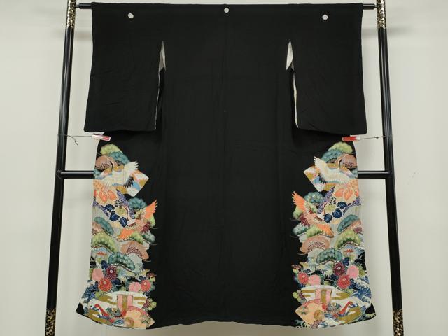 ■■■　サイズ　■■■ 身丈 141cm（肩から） 裄丈 60cm 袖丈 61cm　縫込み 3cm 袖幅 31cm 前幅 22cm 後幅 28cm 着物縫いこみ 内揚げ 0cm 裄 お袖側 約1cm　身頃側 約2cm ■■■　商品詳細　■■■ 【正絹・五つ紋】 状態は接写画像のように表地所々・後身頃・右袖・両袖・袖口・胴裏に薄い汚れがございます。 大変上質な逸品になります。 お安く出品致しますので、是非この機会にいかがでしょうか？ ※アンティークになりますのでお品物の状態の感じ方には個人差がございます。 ご理解の上でのご入札をお願い致します。 ※若干たたみシワがございます。 ■■■　注意事項　■■■ ■モニター発色の具合により色合いが異なる場合がございます。 ■寸法は多少の誤差が生じる場合がございますのでご了承ください。 ■縫込みの長さが左右非対称の場合は短い部分を記載しております。 左右非対称であってもご返品・お値引き等の保証は出来かねますので、ご了承の上ご購入をお願い致します。 ■シミ等のチェックには注意を払っておりますが、見落としがある場合もございますし、個人の見解も様々ですので神経質な方のご購入はお控えください。 ■箪笥に入っておりました着物や帯なので畳みシワや匂いがあるものもございます。 ■お休みは基本的に土日祝となりますが、その他臨時でお休みする場合がございますのでご了承ください。 ■商品の発送は平日のみの発送となります。 ■夜間と土曜、日曜日はお問い合わせの回答が遅れる場合がございます。 ■当店では、お直し、紋入れ、お手入れ等は承っておりません。 ■生地の状態（ヤケ、経年劣化等）によってはサイズ直しが出来ない場合がございます。 その点もどうかご了承のうえ、ご購入をお願いいたします。 ■弊社で取り扱う商品は一点ものにつき、時期や在庫状況に応じて金額が変更となる場合がございます。 ■検針は行っておりません。予めご了承いただきますようお願いいたします。 ■【洗える着物】と記載のある商品におきましては、商品お届け後に洗濯を行ってしまってからのご返品にはご対応しかねます。 念の為、専門店でのお手入れをお願いいたします。 ■着物のサイズ目安は下記を参考ください↓ ＜女性着物＞　お端折り次第で＋5cm　−1cmが着用可能サイズ 　例）身丈170cmの場合、身長160cm〜175cm ＜男性着物＞　身丈＋約25cm〜27cm程が適応身長 　例）身丈155cmの場合、身長180〜182cm